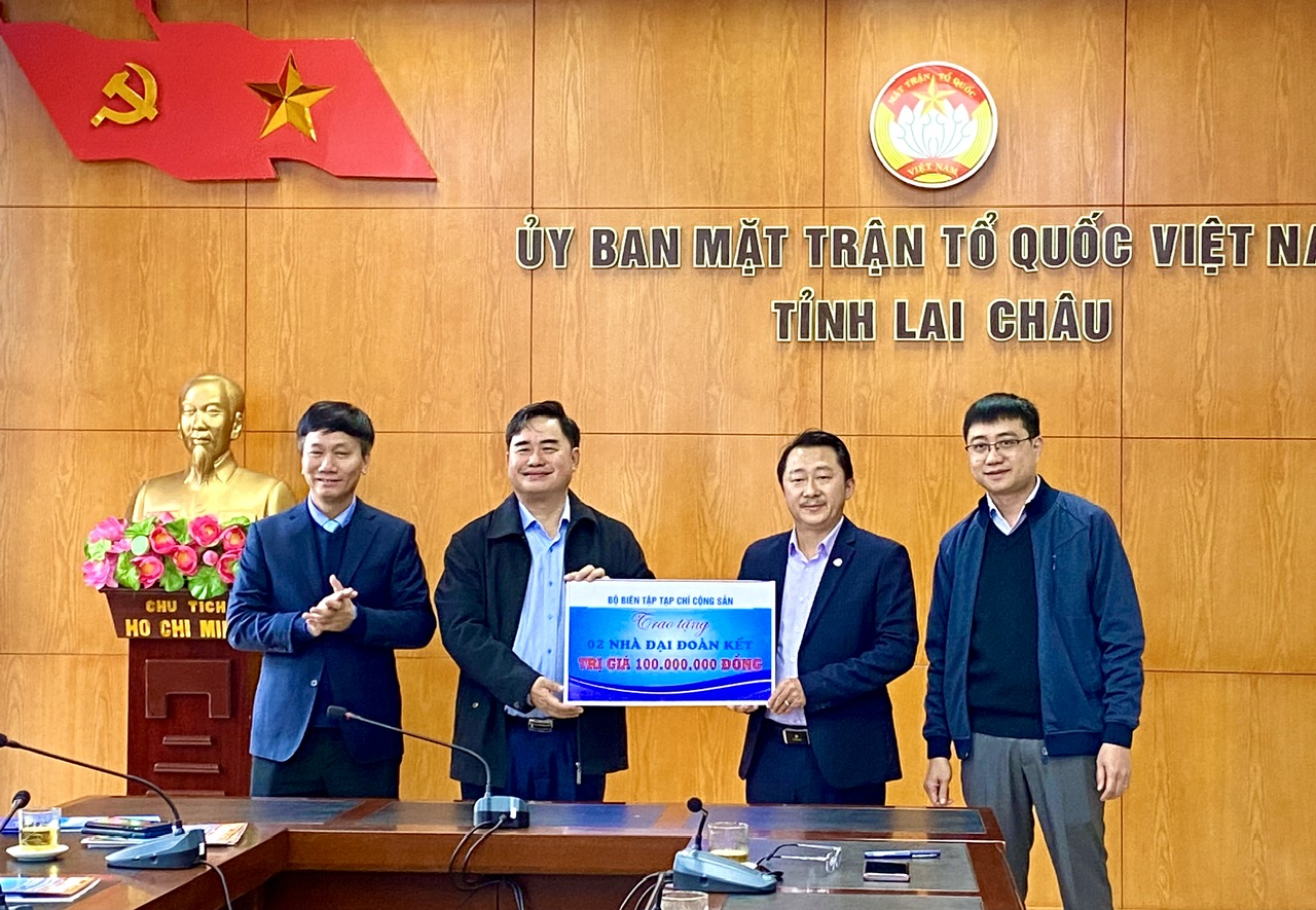 Lãnh đạo Tạp chí Cộng sản và Nhà xuất bản Chính trị quốc gia Sự thật trao tặng 2 căn nhà đại đoàn kết trị giá 100 triệu đồng cho đại diện lãnh đạo Ủy ban Mặt trận tổ quốc Việt Nam tỉnh.