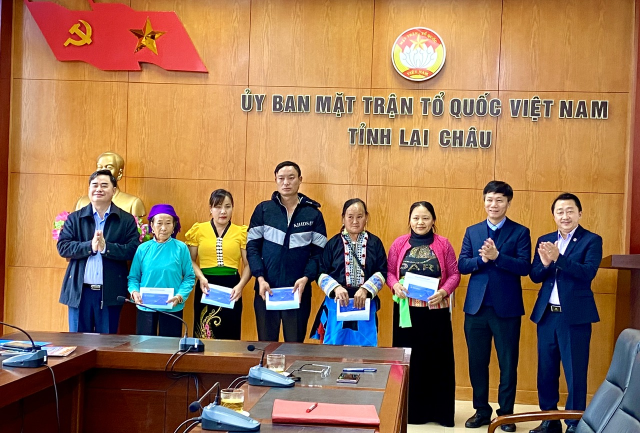 Lãnh đạo Tạp chí Cộng sản, Nhà xuất bản Chính trị quốc gia Sự thật, Ủy ban Mặt trận tổ quốc Việt Nam tỉnh trao tặng quà cho các hộ nghèo trên địa bàn thành phố Lai Châu.