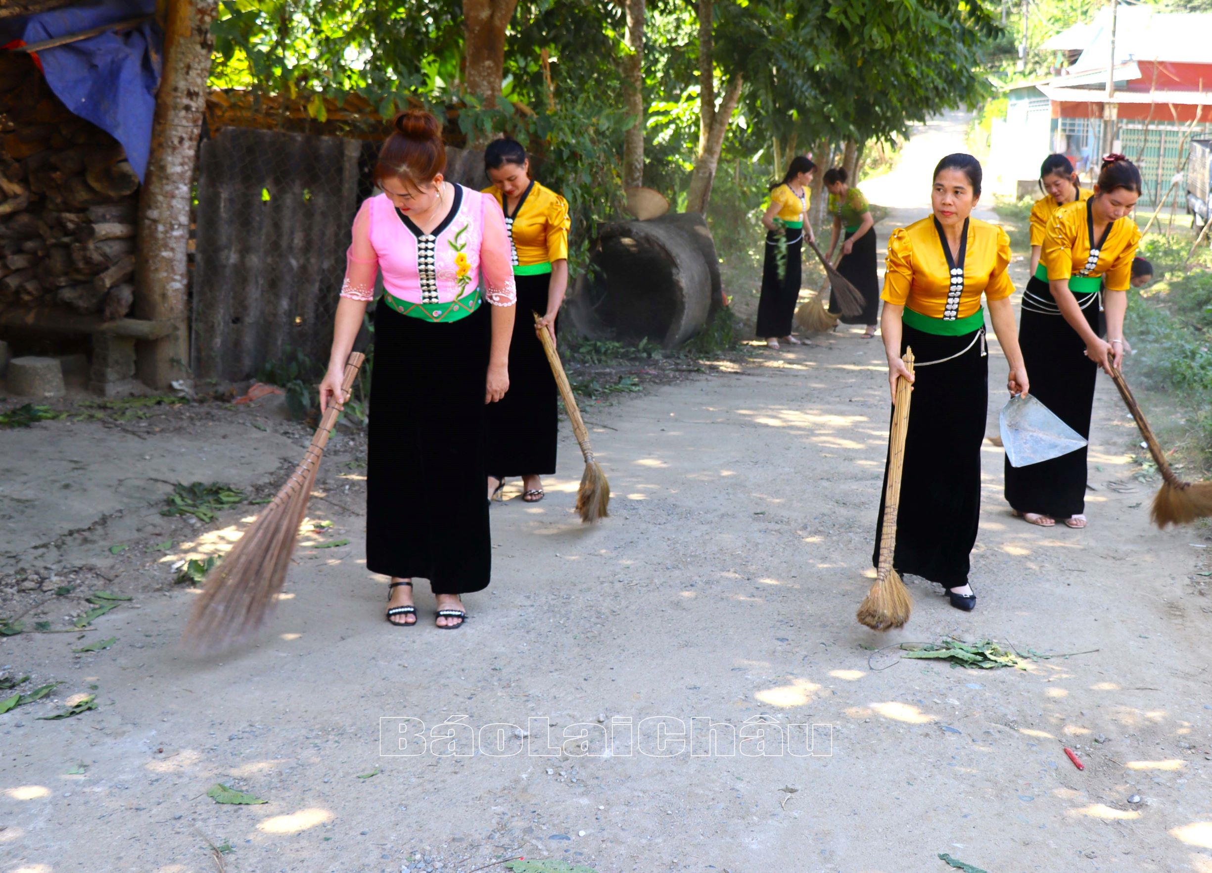 Phụ nữ xã Chăn Nưa (huyện Sìn Hồ) vệ sinh môi trường, làm đẹp không gian bản tái định cư.