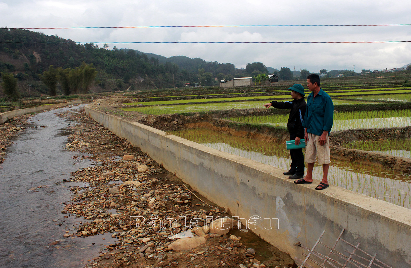 Tuyến kè chống xói lở bờ suối Nậm Bốn được xây dựng giúp bà con bản Phiêng Cẩm (xã Mường Cang) yên tâm sản xuất nông nghiệp.  