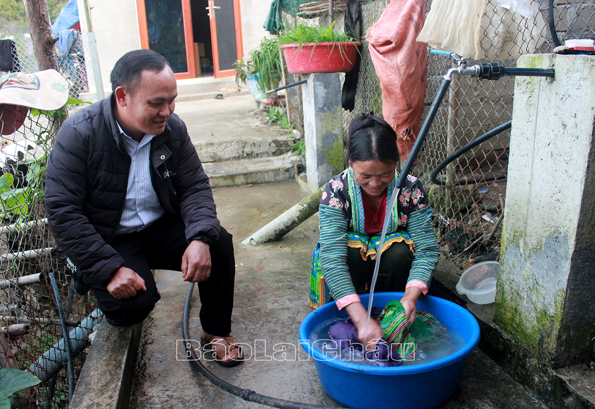 Nhờ được đầu tư công trình nước sinh hoạt tập trung, người dân bản Hua Than (xã Mường Than) có nước hợp vệ sinh sử dụng quanh năm.