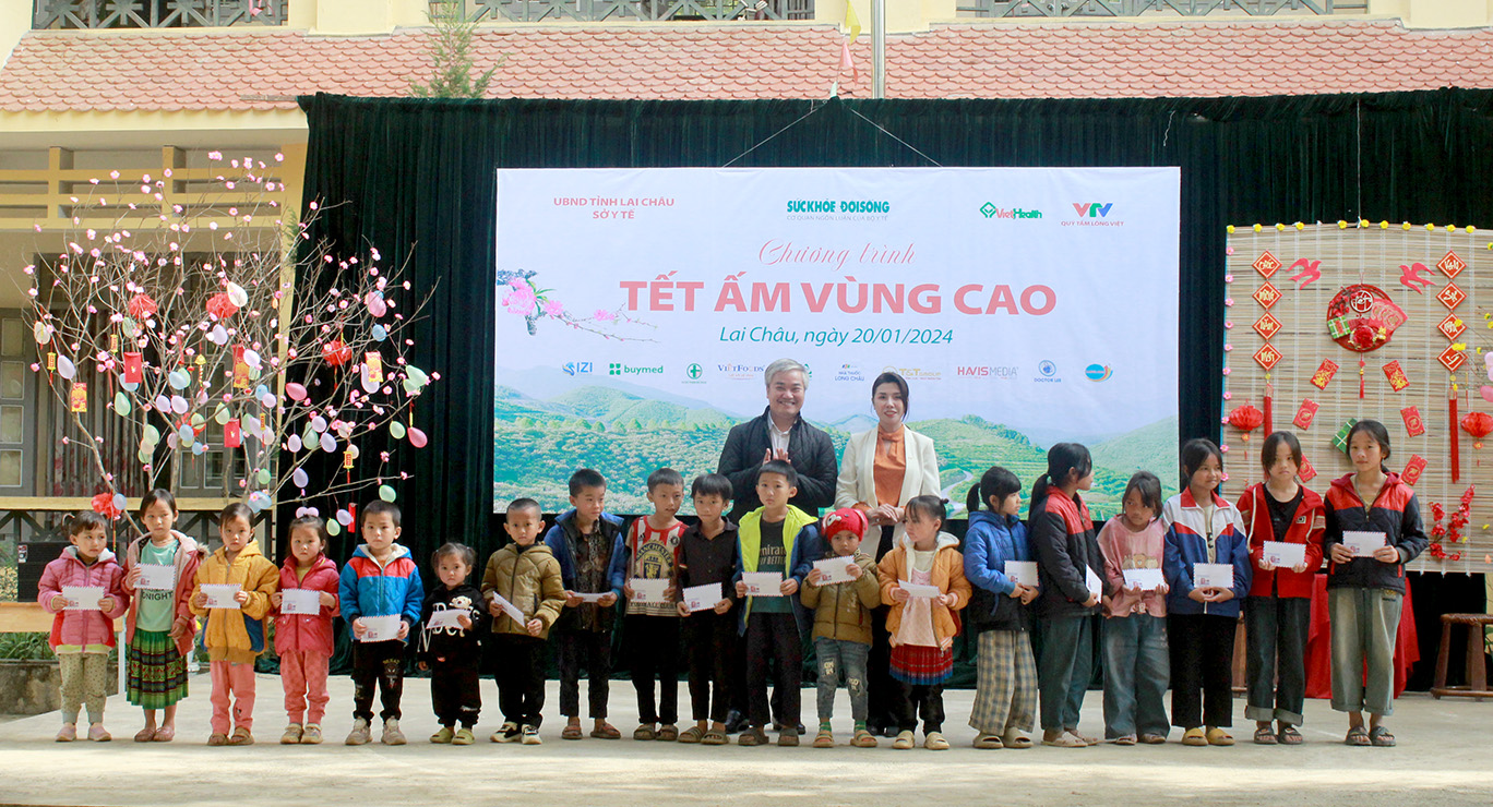 Đại diện Báo Sức khỏe và Đời sống, Quỹ tấm lòng Việt tặng học bổng cho học sinh có hoàn cảnh khó khăn trên địa bàn xã Nậm Pì. 