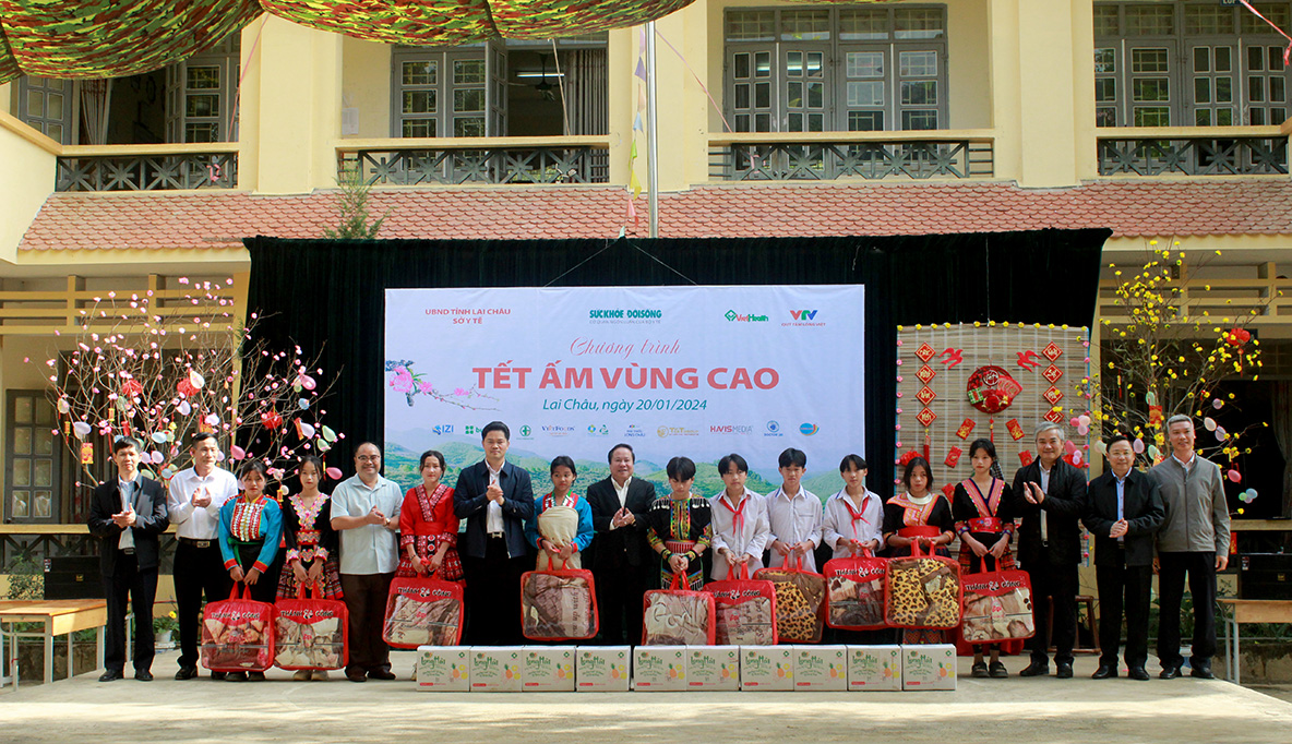 Các đại biểu tặng quà cho học sinh Trường Phổ thông Dân tộc bán trú THCS Nậm Pì. 