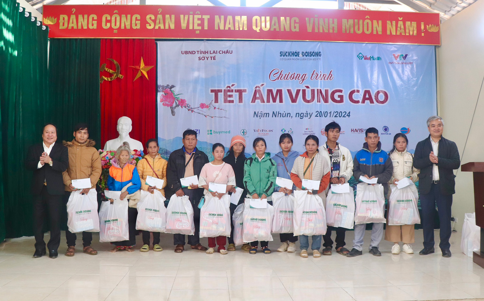 Lãnh đạo UBND tỉnh, UBND huyện Nậm Nhùn tặng quà cho các hộ gia đình chính sách, người có công với cách mạng, hộ nghèo, cận nghèo trên địa bàn xã Nậm Pì. 