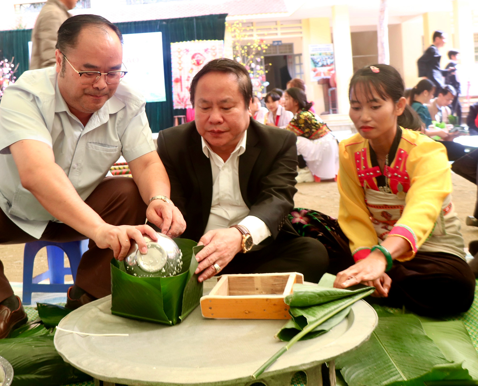 Các đại biểu tham gia gói bánh chưng tại Trường Phổ thông Dân tộc bán trú THCS Nậm Pì.