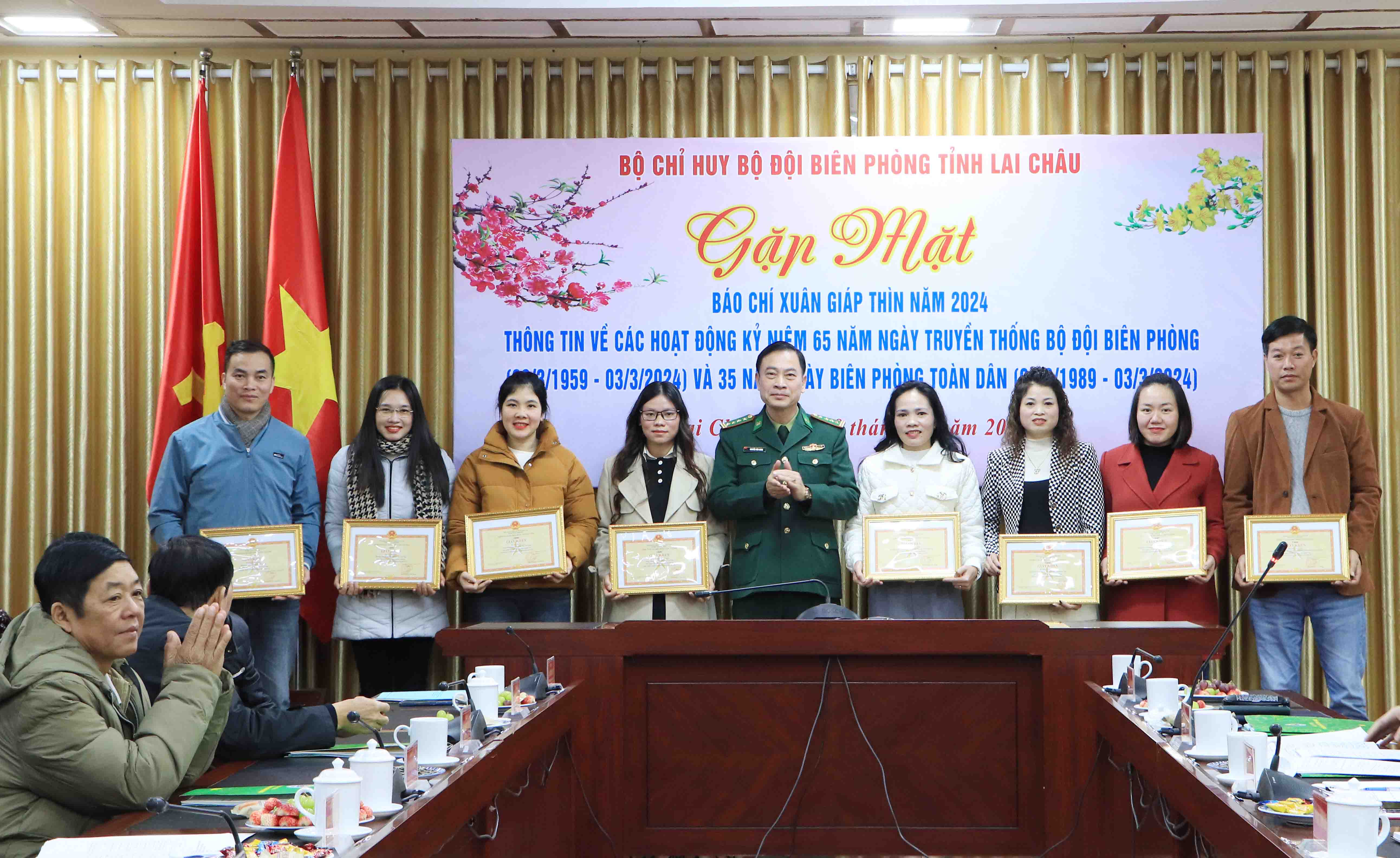 Đại tá Nguyễn Văn Hưng - Chính ủy Bộ Chỉ huy Bộ đội Biên phòng tỉnh tặng Giấy khen cho các phóng viên, biên tập viên có thành tích xuất sắc trong công tác phối hợp tuyên truyền về biên giới và bộ đội biên phòng năm 2023.