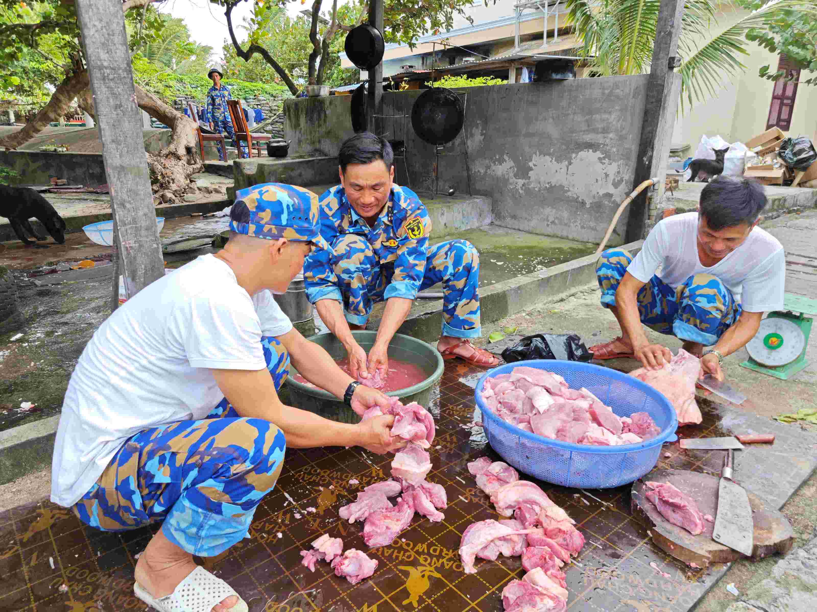 Cùng nhau mổ lợn đón tết ở đảo Sinh Tồn.