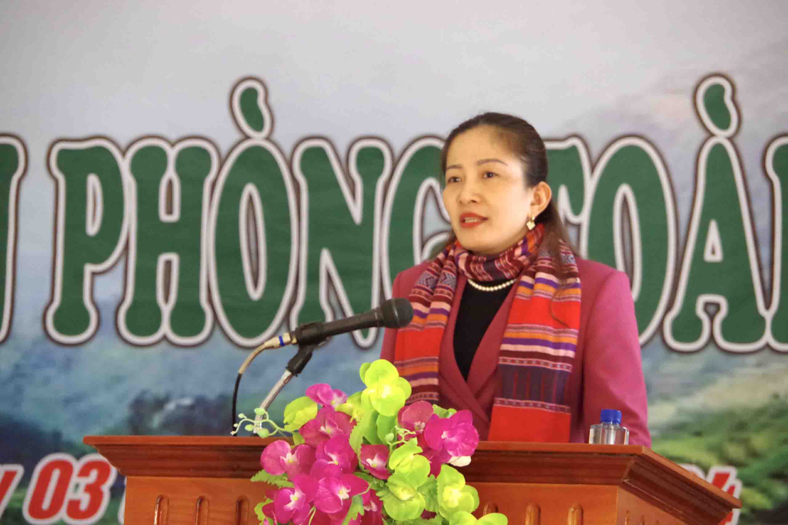 Đồng chí Mai Thị Hồng Sim – Phó Chủ tịch UBND huyện Phong Thổ phát biểu tại hội nghị.