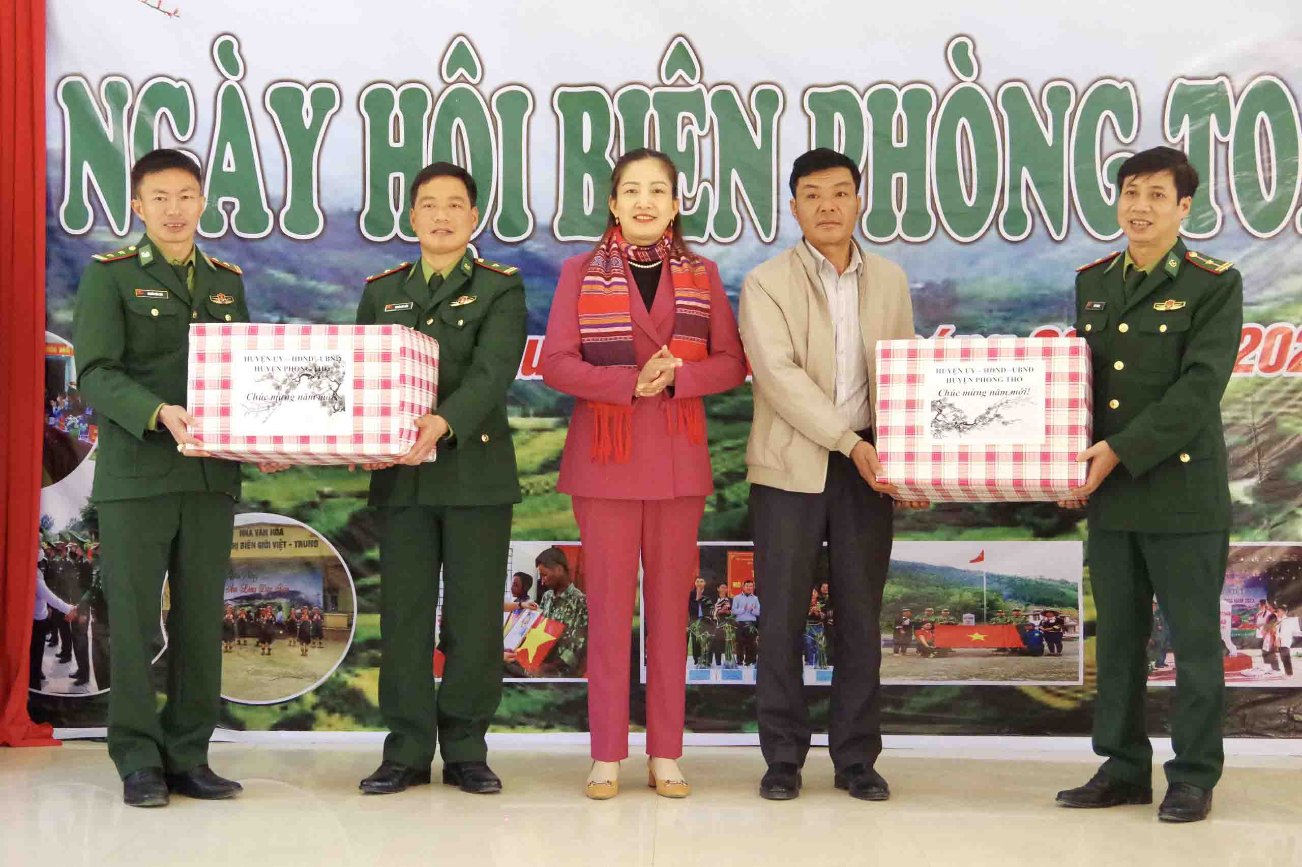 … trao quà của Huyện ủy, HĐND-UBND huyện cho xã Huổi Luông và Đồn Biên phòng Huổi Luông. 