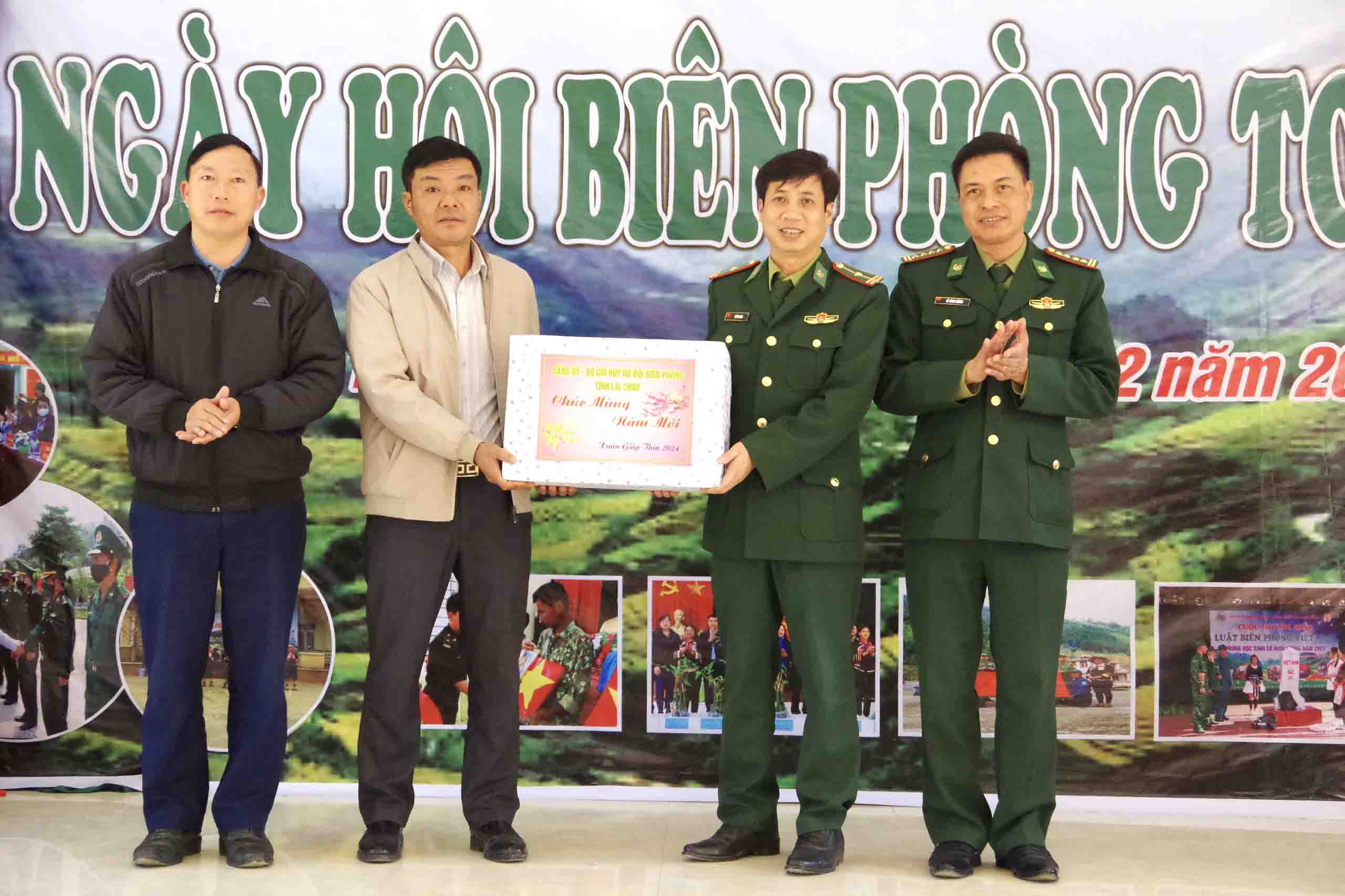 Đại tá Lê Công Thành - Phó Chính ủy BĐBP tỉnh trao quà của Đảng ủy, Bộ Chỉ huy BĐBP tỉnh cho xã Huổi Luông. 