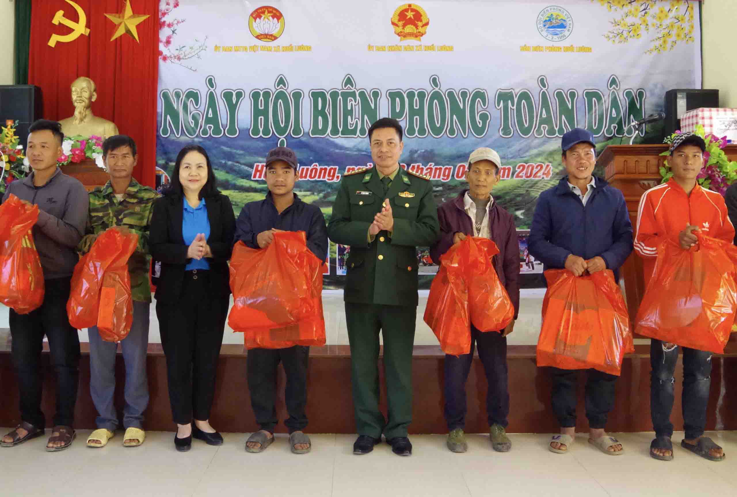 Lãnh đạo Bộ Chỉ huy BĐBP tỉnh cùng lãnh đạo Ngân hàng Nhà nước Chi nhánh tỉnh trao quà cho các hộ khó khăn trên địa bàn xã Huổi Luông. 