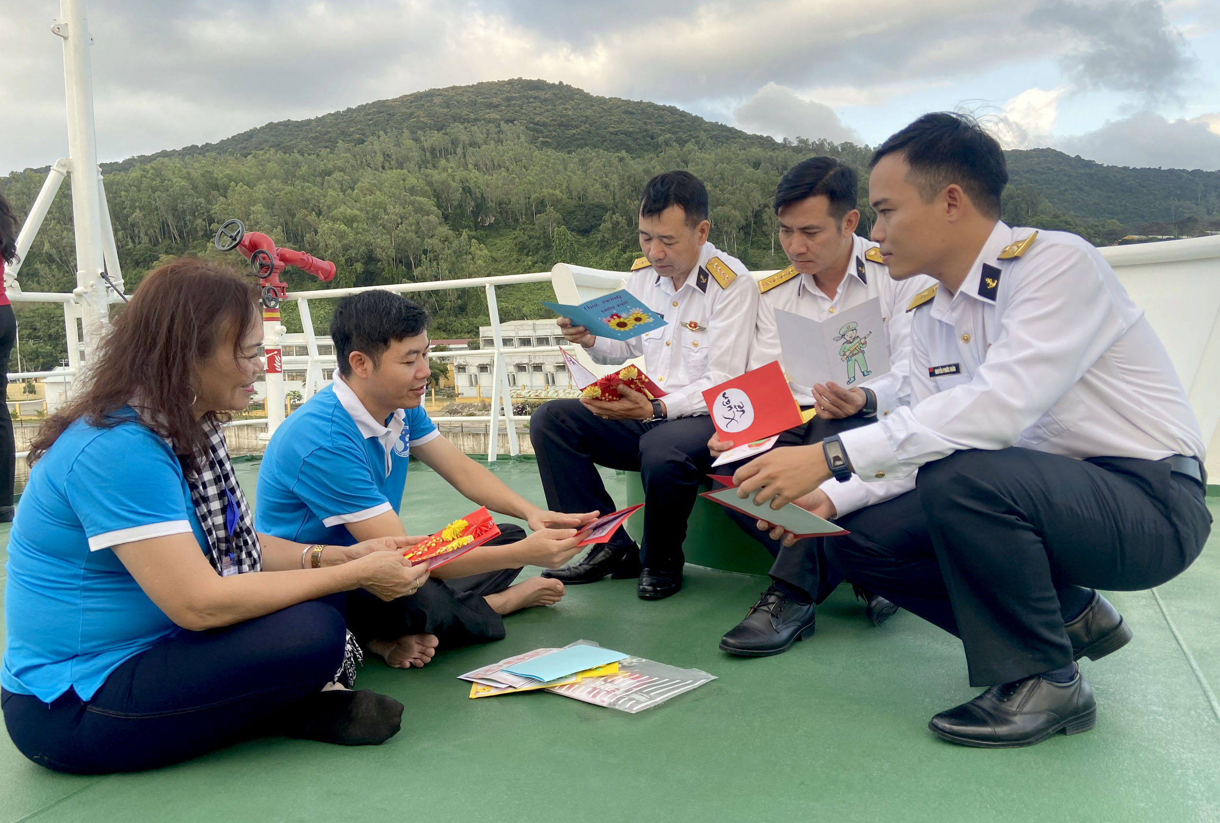CLB Tuổi trẻ vì biển đảo quê hương gửi tấm thiệp chúc mừng năm mới của học sinh mọi miền Tổ quốc đến những người lính hải quân Vùng 3.