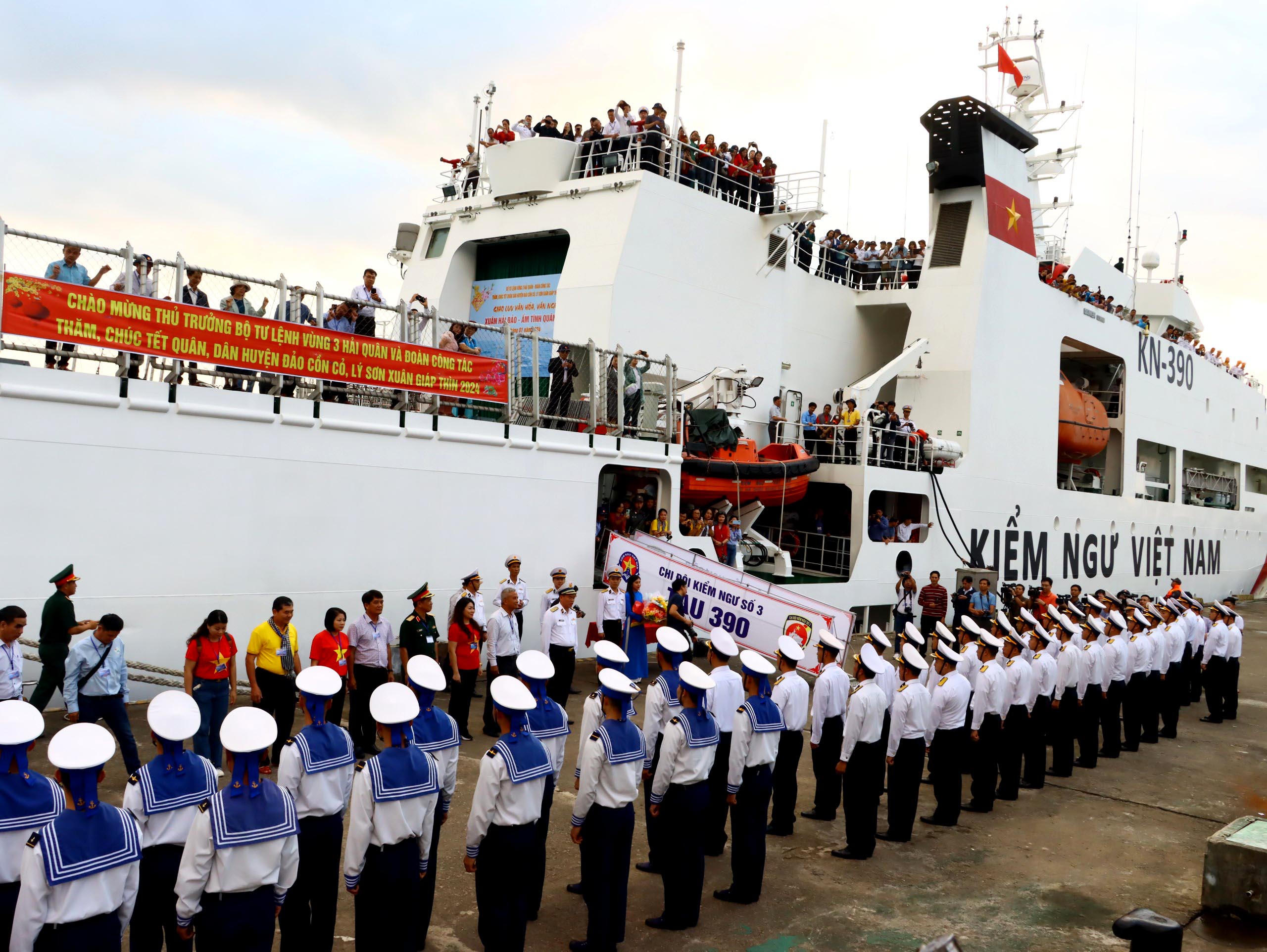 Tàu KN 390 đưa Đoàn công tác Vùng 3 Hải quân, các đại biểu 27 cơ quan, đơn vị, địa phương và phóng viên báo chí trên cả nước đến với huyện đảo Cồn Cỏ (Quảng Trị). 