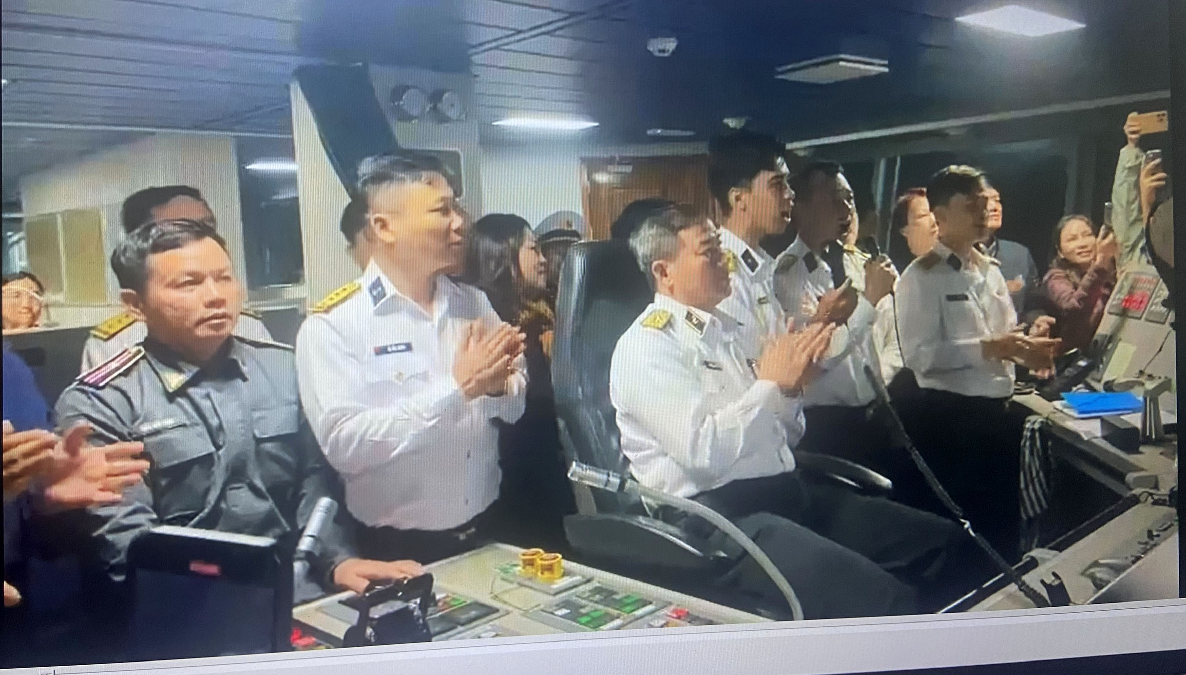 Lãnh đạo Vùng 3 Hải quân, đội văn nghệ tàu KN390, các đại biểu hát tặng cán bộ, chiến sĩ tàu KN 304 đang làm nhiệm vụ trên biển. 