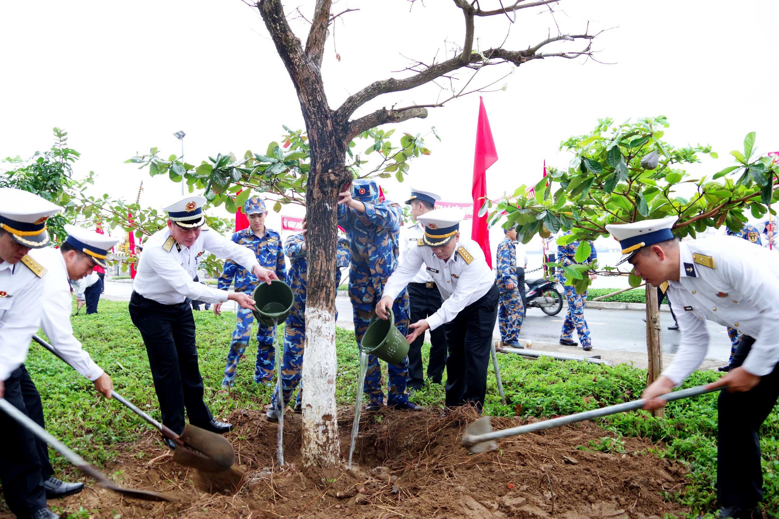 Chuẩn Đô đốc Nguyễn Đăng Tiến - Chính ủy Vùng 3 Hải quân cùng cán bộ, chiến sĩ trồng, chăm sóc cây xanh. .