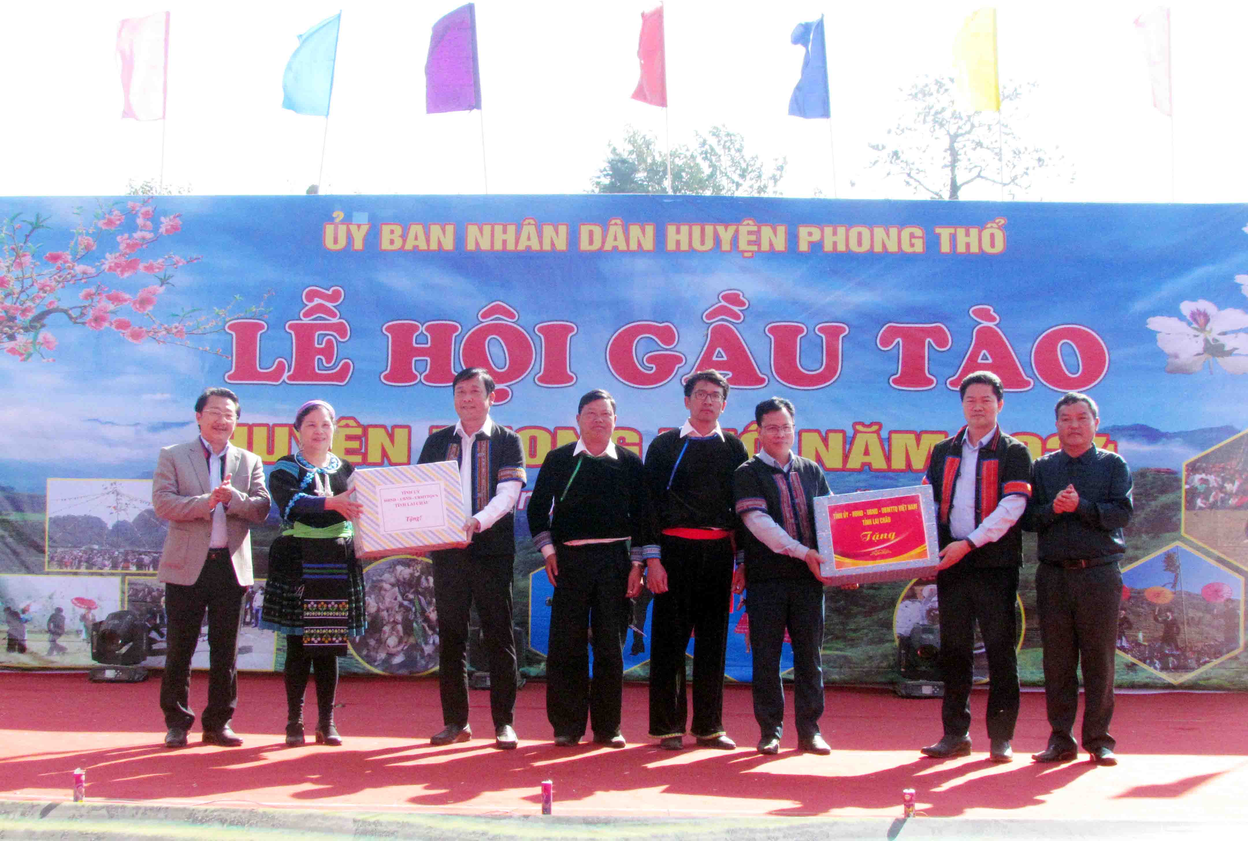 Các đồng chí lãnh đạo tỉnh tặng quà của Tỉnh ủy, HĐND, UBND, Ủy ban Mặt trận tổ quốc Việt Nam tỉnh cho lễ hội.