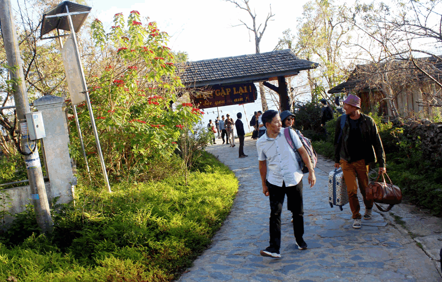Khách du lịch vào bản Sì Thâu Chải (xã Hồ Thầu, huyện Tam Đường) thăm quan, nghỉ dưỡng.