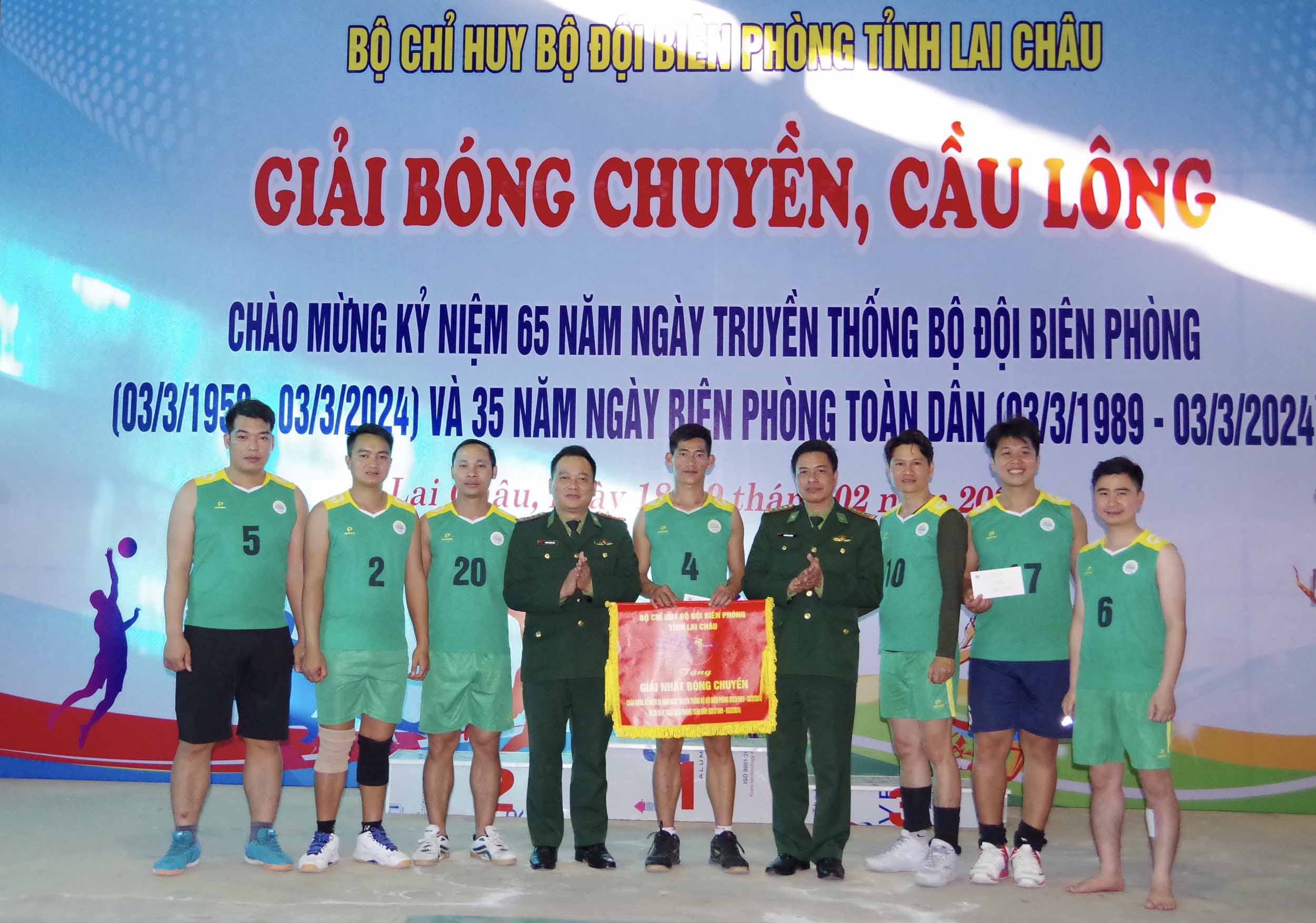 Lãnh đạo Bộ Chỉ huy BĐBP tỉnh trao giải nhất môn bóng chuyền cho đội Khối cơ quan Bộ Chỉ huy BĐBP tỉnh.