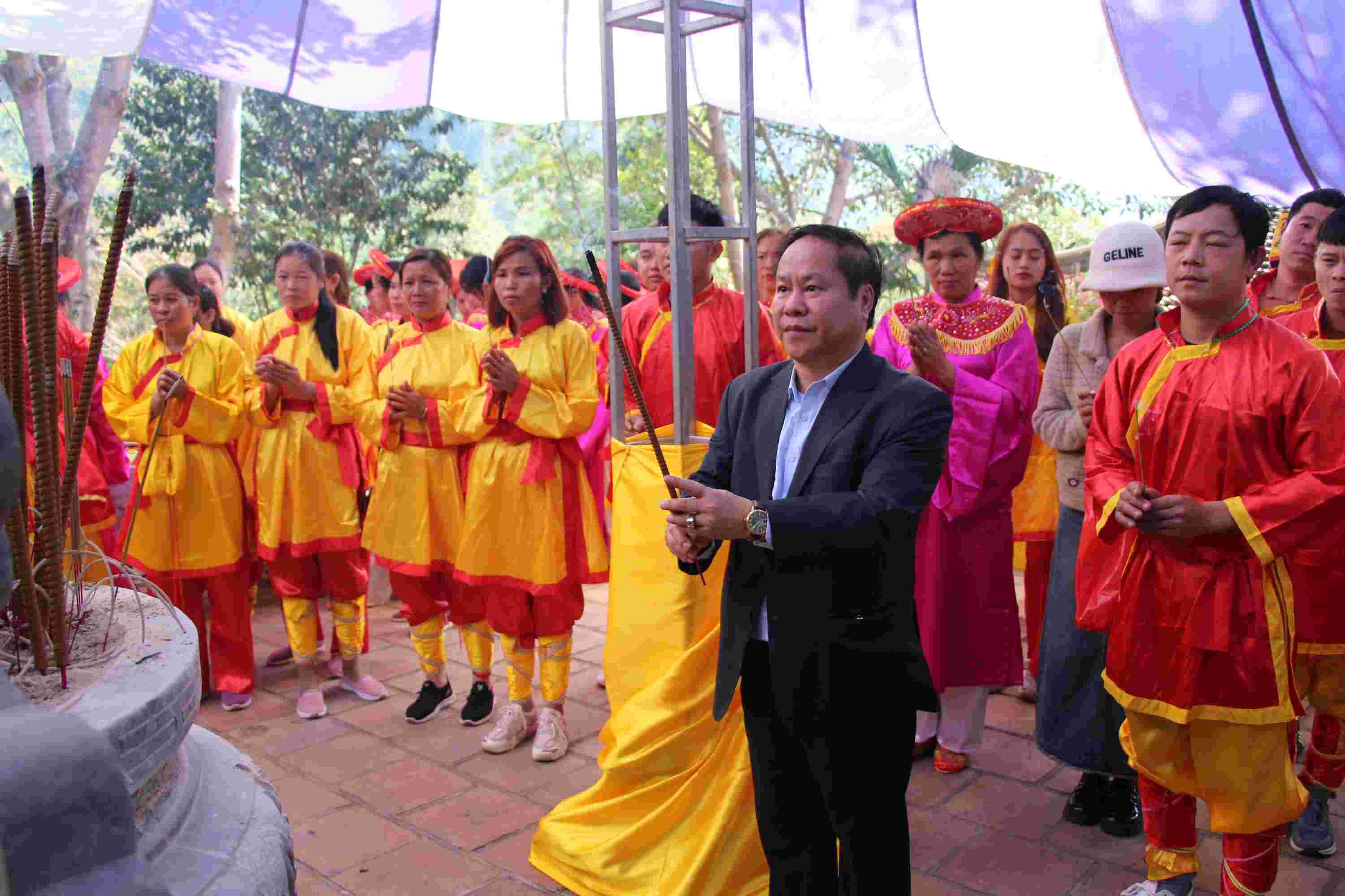 Đồng chí Tống Thanh Hải-Ủy viên Ban Thường vụ, Phó chủ tịch UBND tỉnh dâng hương tại đền chính.