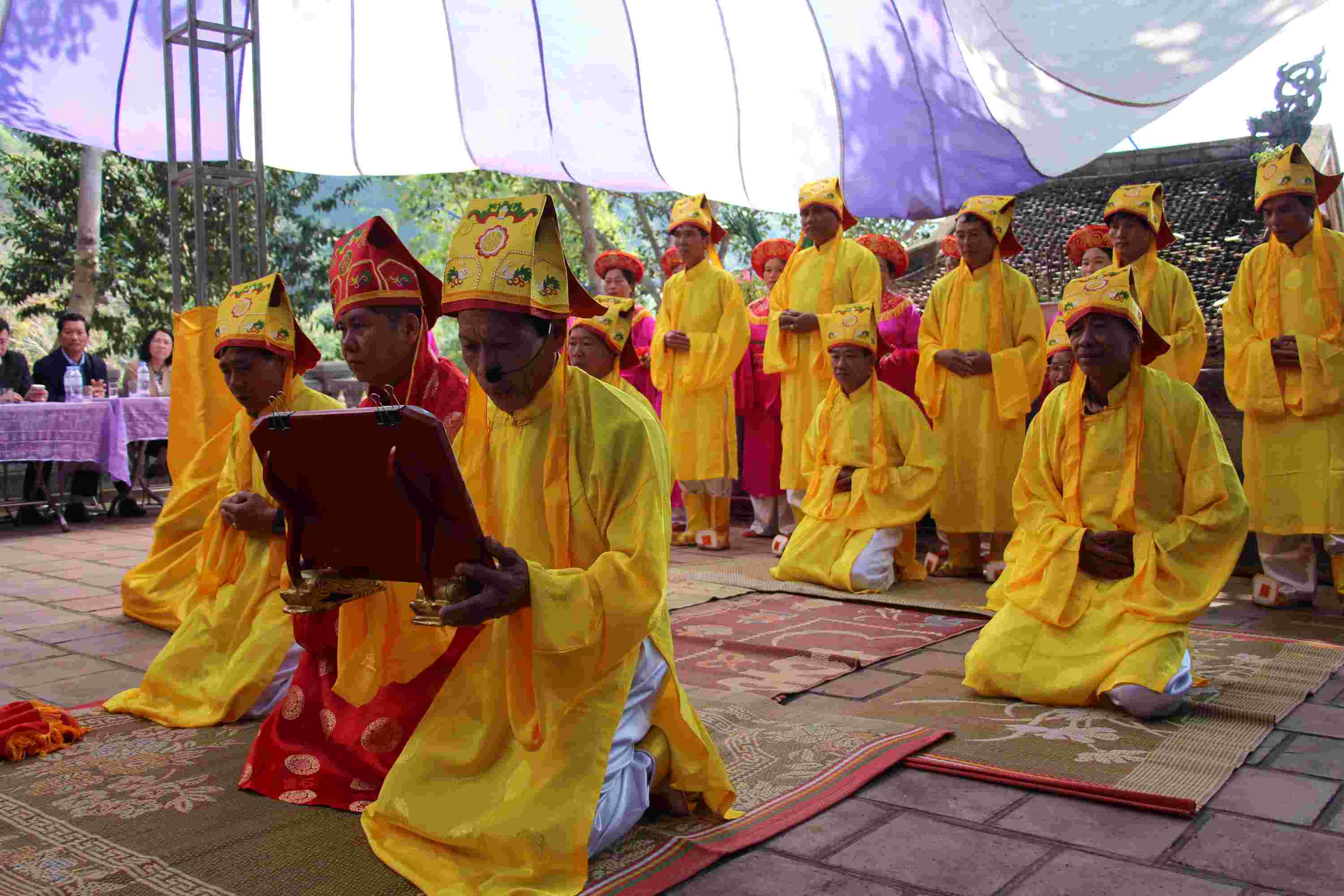 người dân xã Lê Lợi thực hiện nghi lễ dâng lễ tại lễ hội.