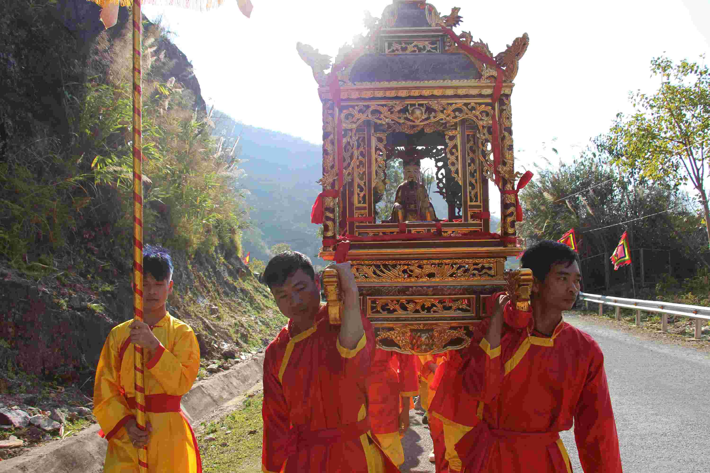 Nghi lễ rước tượng Vua Lê Lợi được tổ chức vào dịp đầu xuân hàng năm đã thu hút nhiều du khách tham gia.