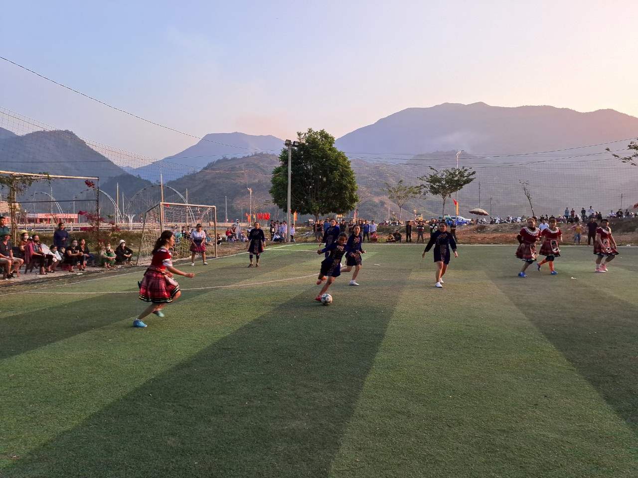 Các cầu thủ trong trang phục truyền thống tham gia giải.