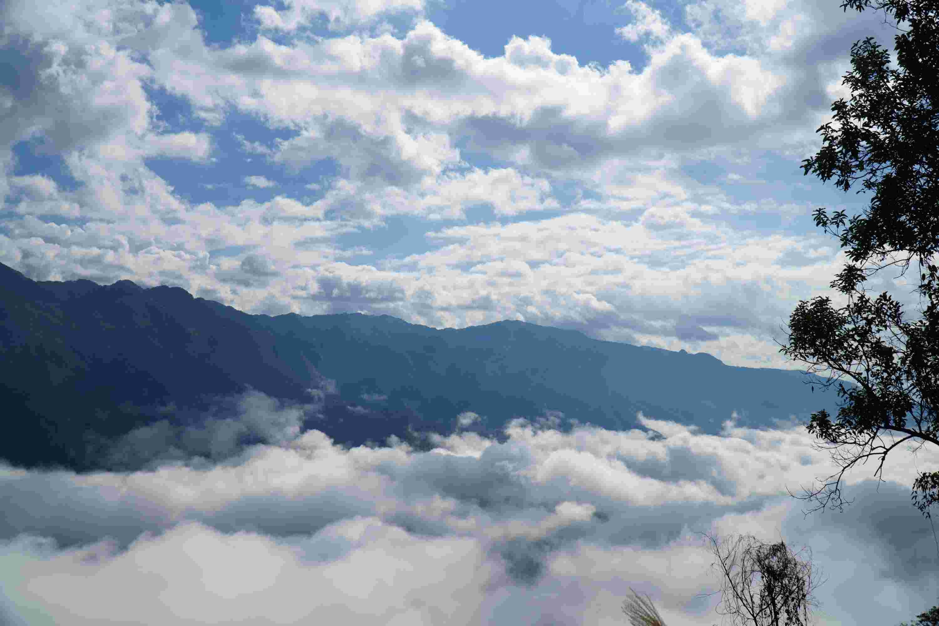 Cảnh quan thiên nhiên đẹp và hùng vĩ khu vực dãy núi Pú Đao, phía trên Đền thờ Vua Lê Lợi.