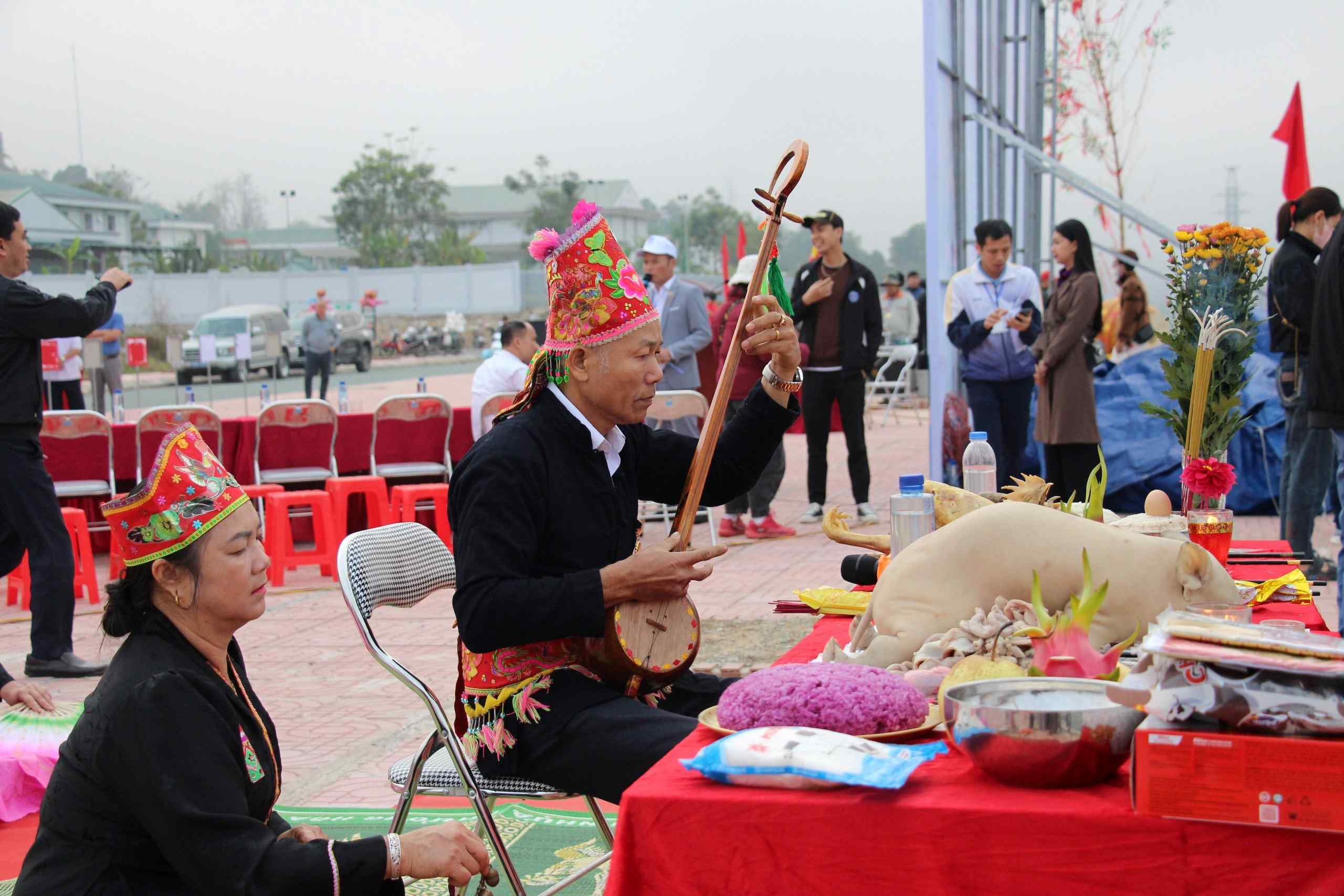 Nghi lễ cúng thần sông được thực hiện trước khi khai mạc lễ hội.
