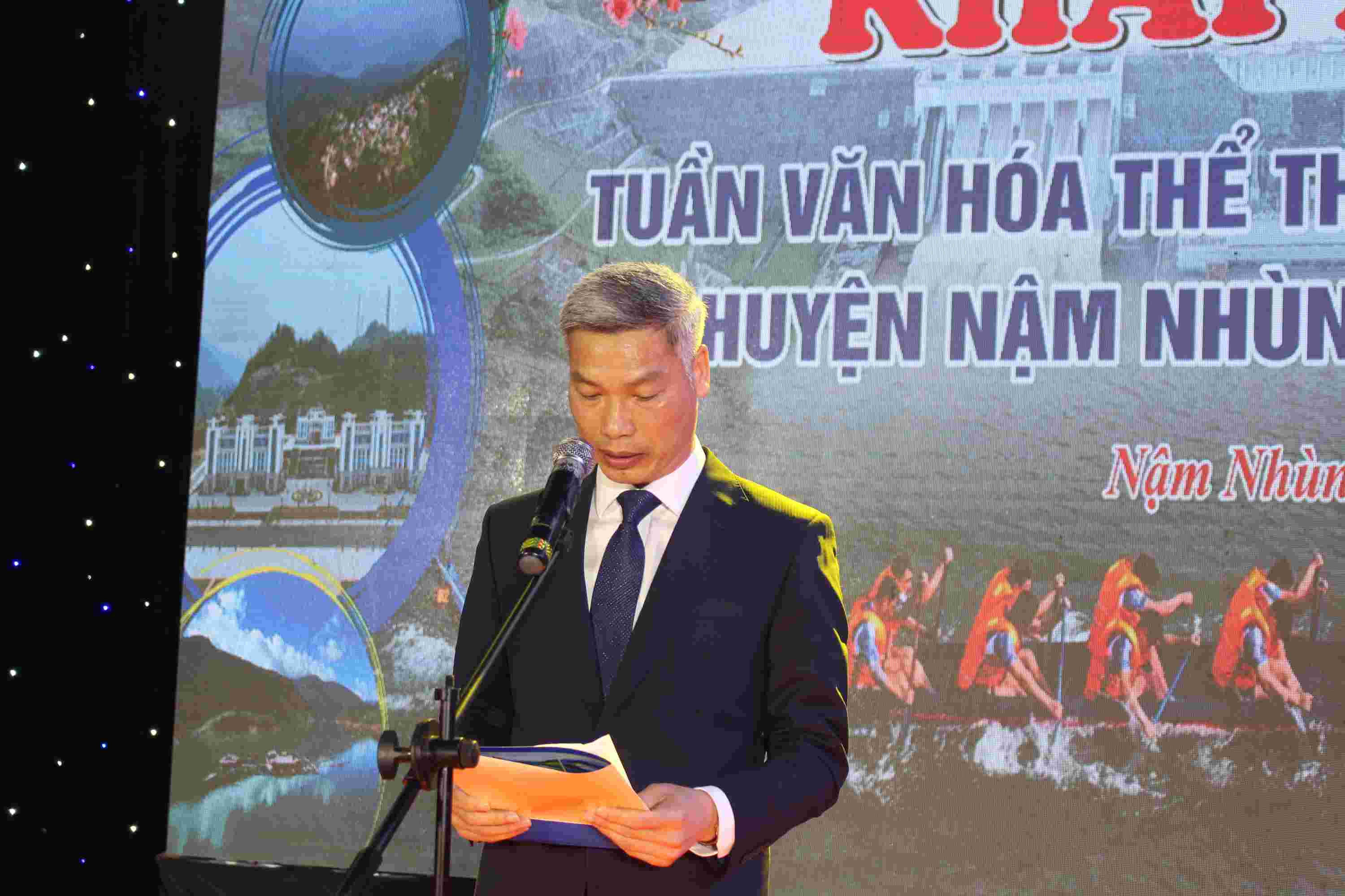Đồng chí Hà Văn Sơn-Chủ tịch UBND huyện Nậm Nhùn phát biểu kahi mạc tuần lễ,