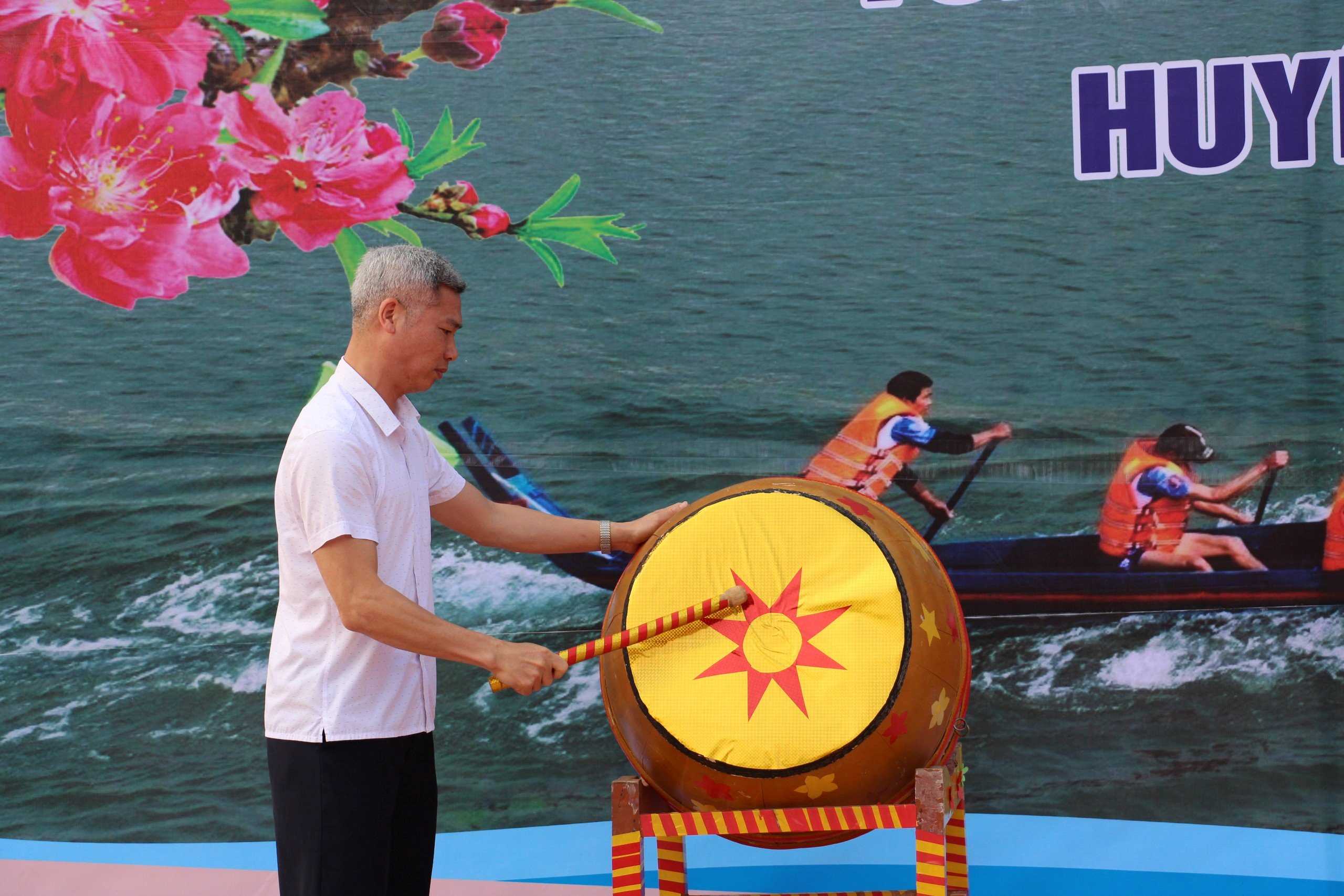 Đồng chí Hà VănSơn-Chủ tịch UBND huyện Nậm Nhùn đánh trống khai mạc lễ hội. 