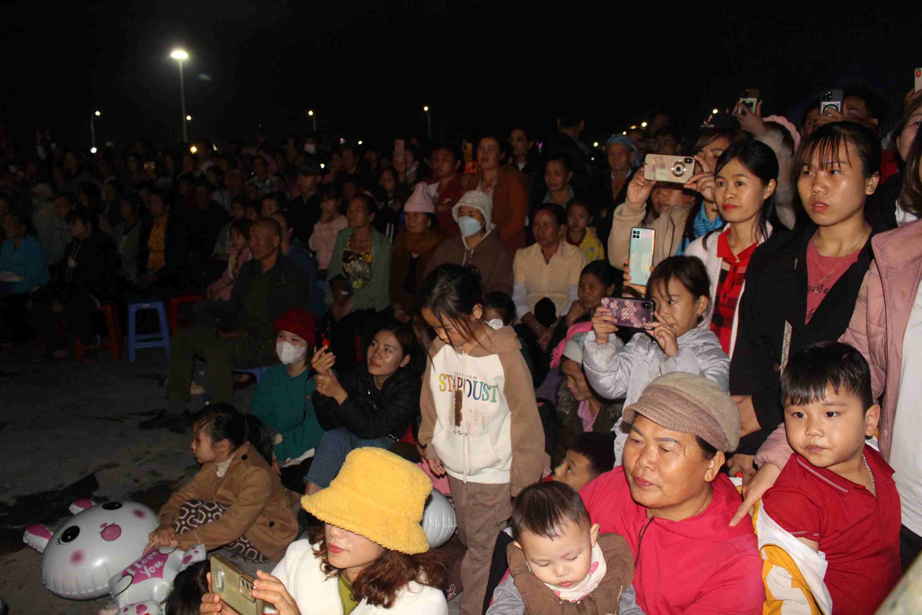 Đông đảo người dân đến xem lễ khai mạc tuần văn hóa, thể thao và du lịch huyện Nậm Nhùn năm 2024.