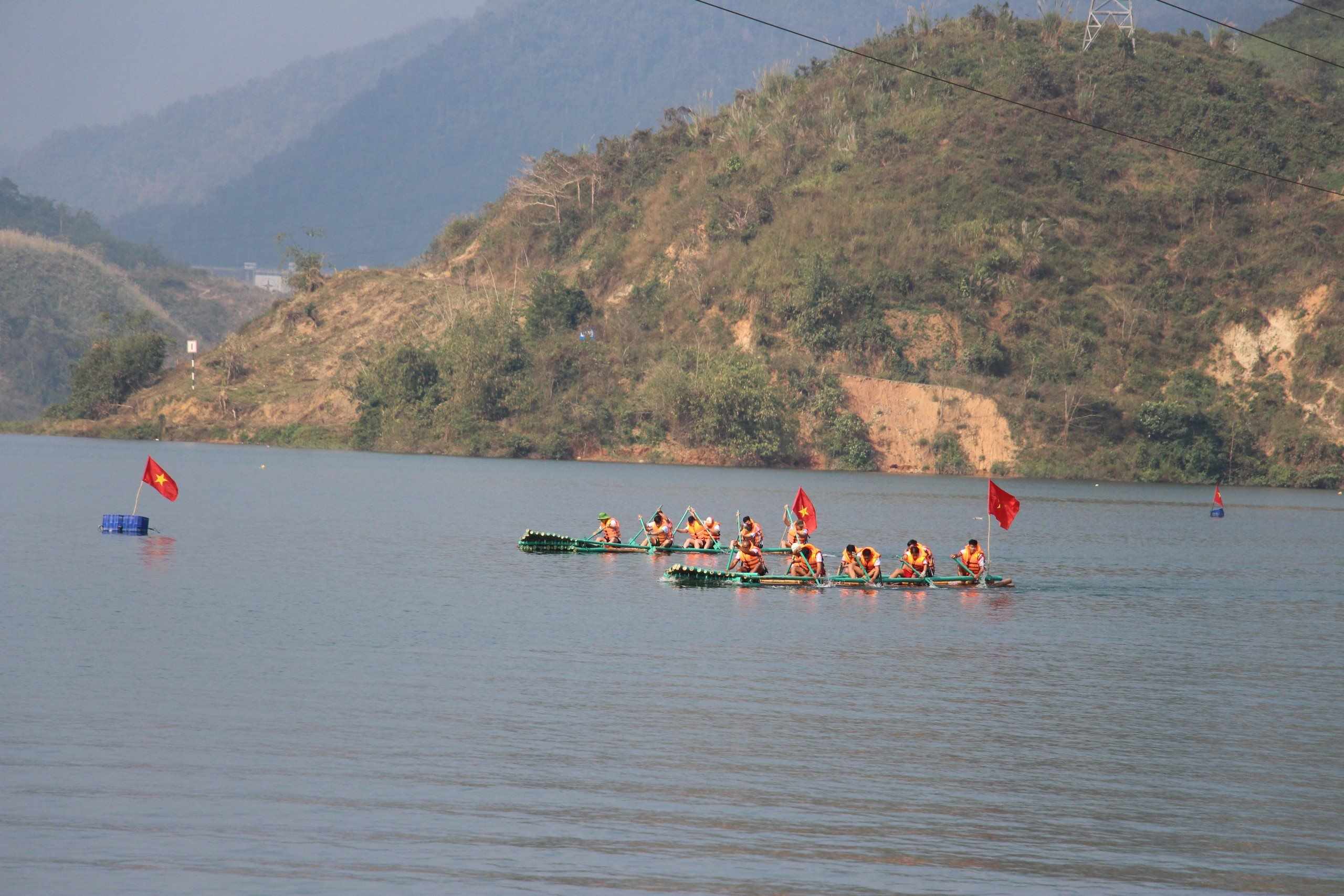 Các đoàn tham gia tranh tài ở nội dung đua bè.