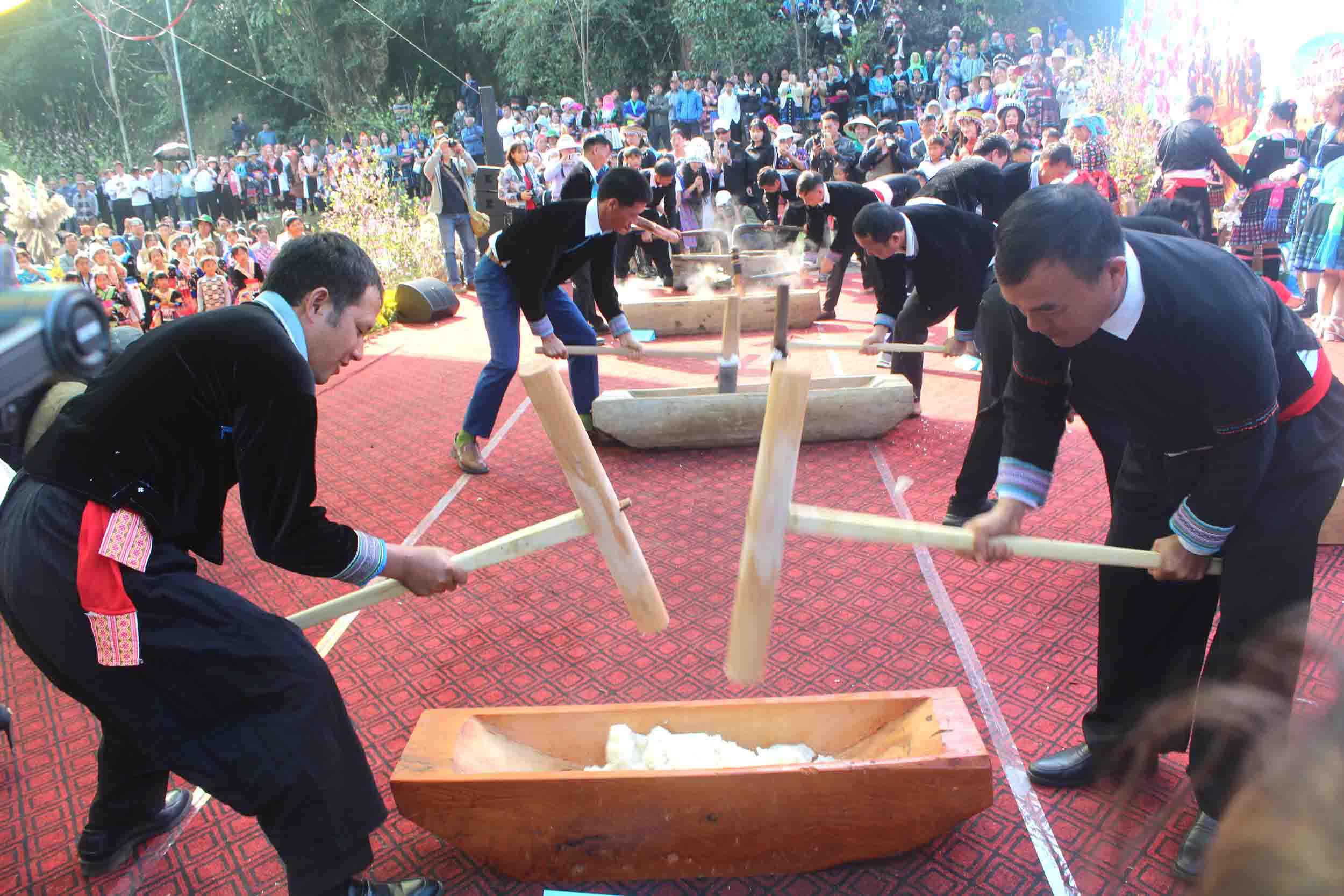Các đội thi giã bánh giầy.