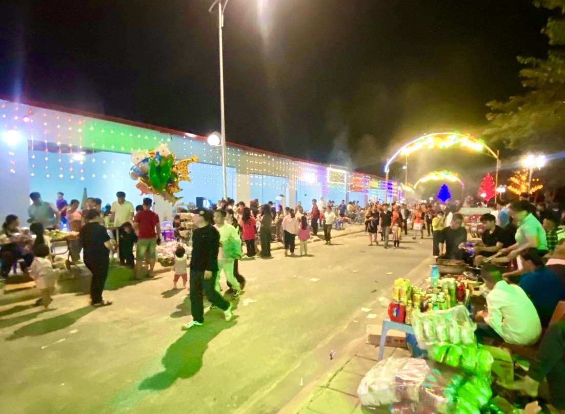 Lần đầu tiên huyện Phong Thổ khai trương đưa vào hoạt động của phố đi bộ tại thị trấn Phong Thổ.