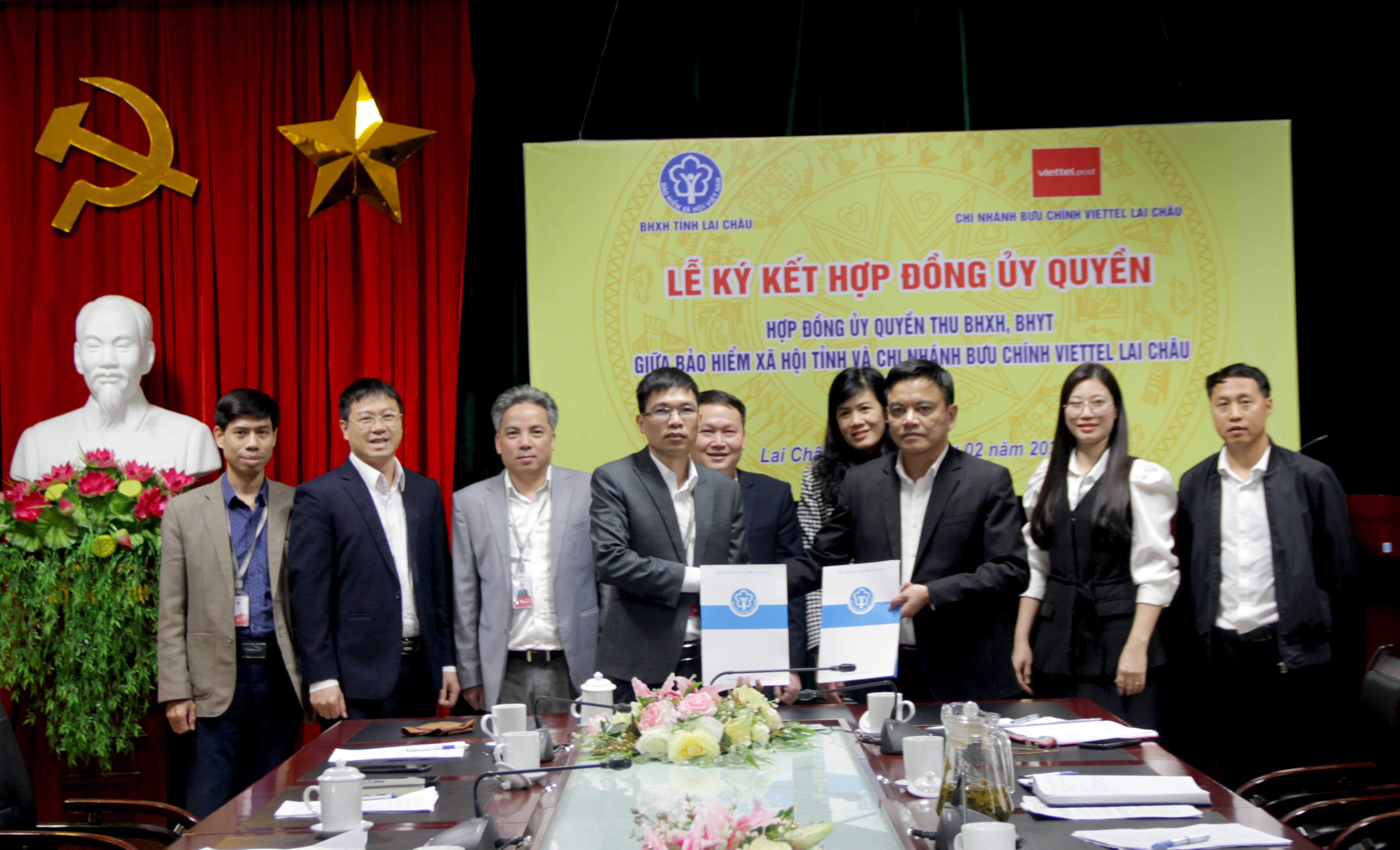 3.	Đại diện BHXH tỉnh và Bưu chính Viettel Lai Châu ký kết hợp đồng. 