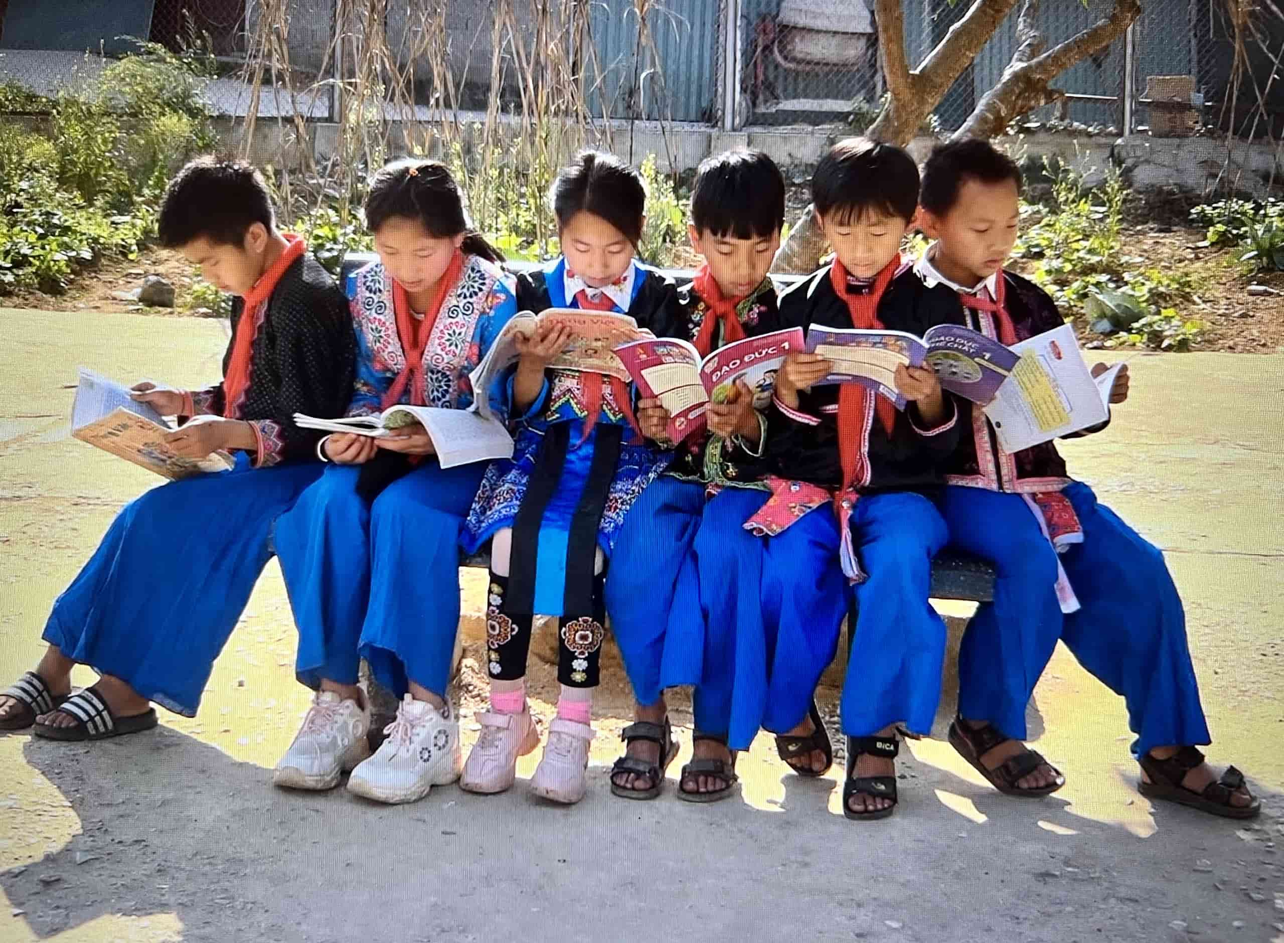 Học sinh Trường Phổ thông Dân tộc bán trú TH - THCS xã Tà Tổng (huyện Mường Tè) đọc sách dưới tán cây của trường