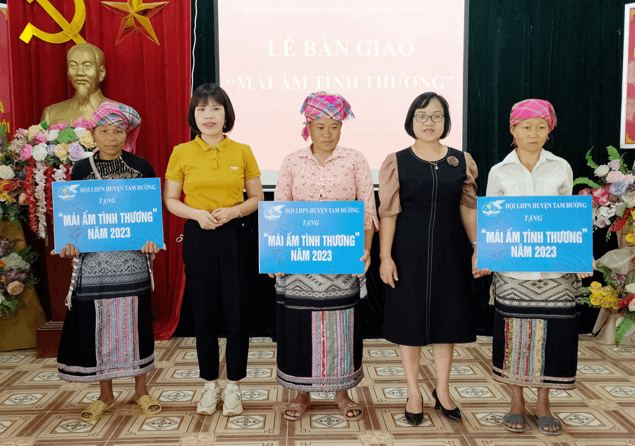 Lãnh đạo Hội LHPN huyện huyện Tam Đường trao mái ấm tình thương cho hội viên phụ nữ nghèo.