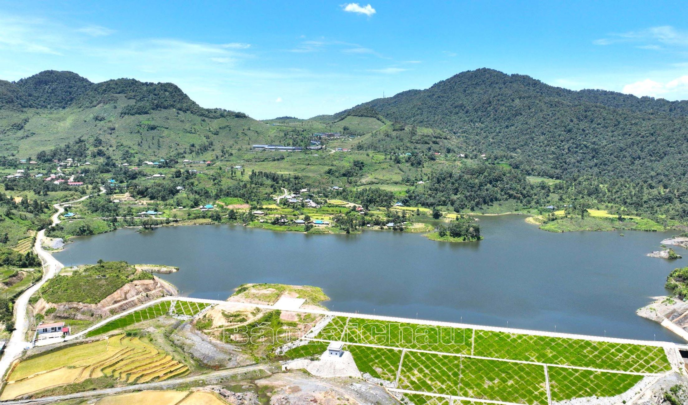 Hồ xã Sà Dề Phìn đang được đầu tư để khách du lịch trải nghiệm lòng hồ trong thời gian tới.