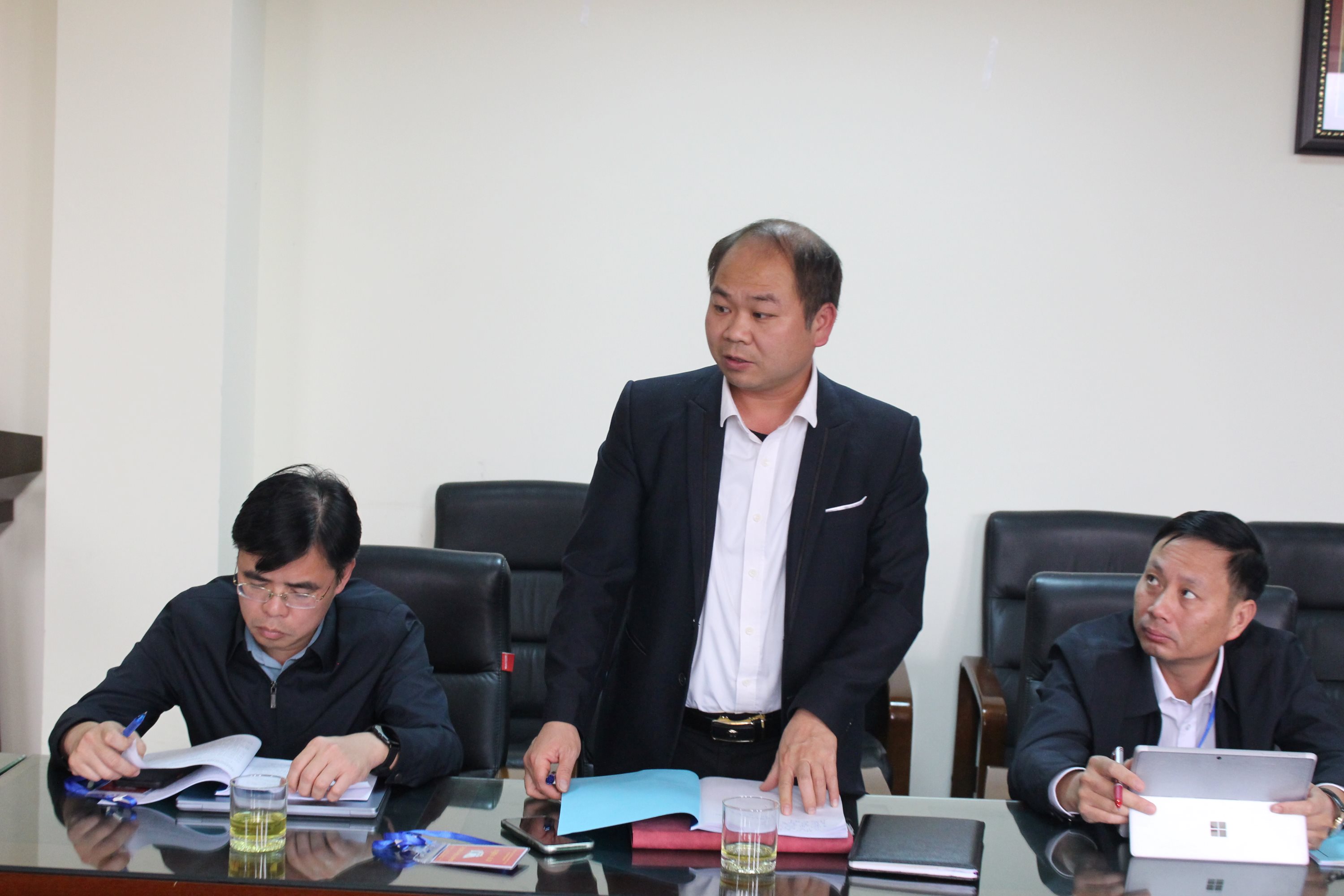 Lãnh đạo Báo Lai Châu phát biểu ý kiến tại buổi họp.
