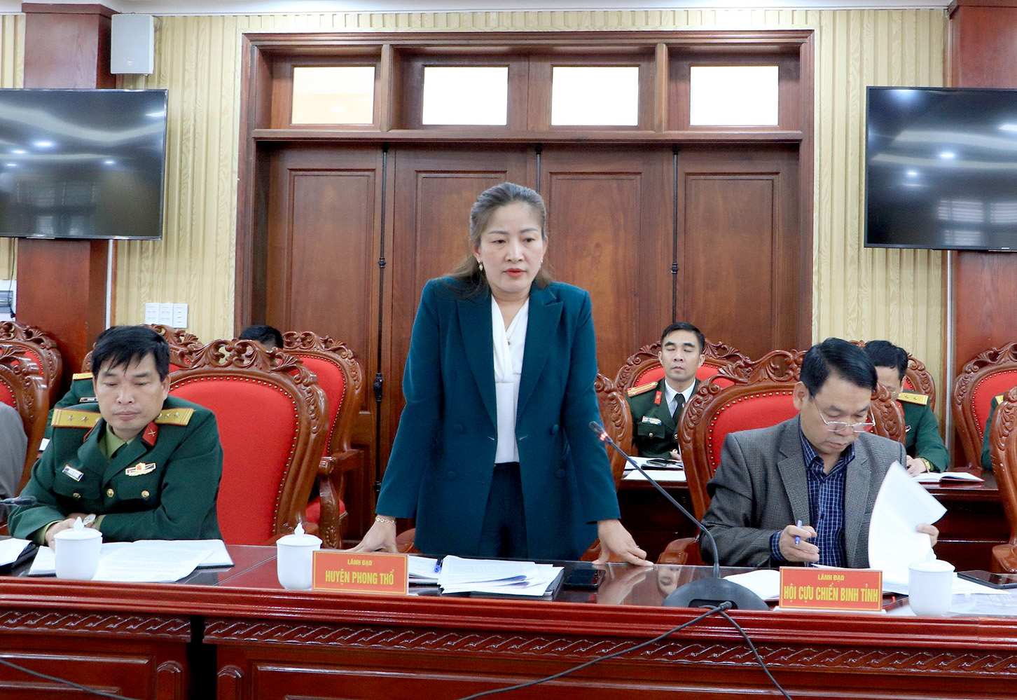 Đại diện BCĐ 24 huyện Phong Thổ phát biểu tại hội nghị.