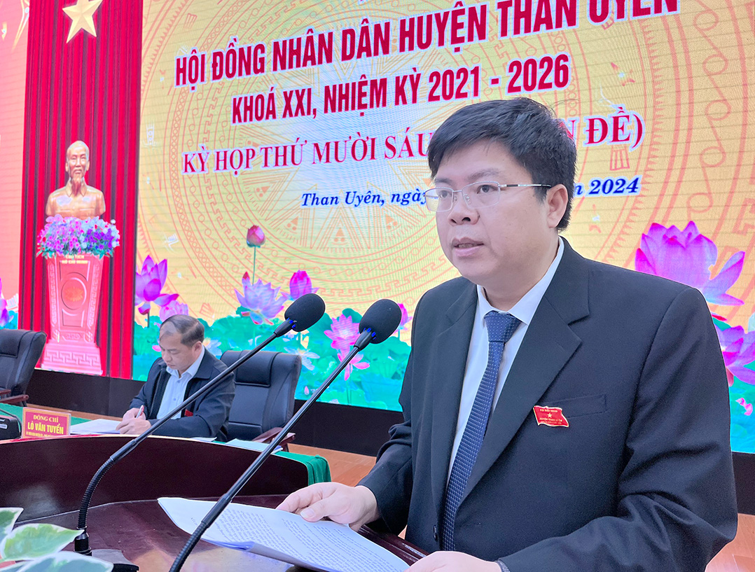 Đồng chí Lò Văn Hương - Bí thư Huyện ủy, Chủ tịch HĐND huyện Than Uyên phát biểu bế mạc kỳ họp. 