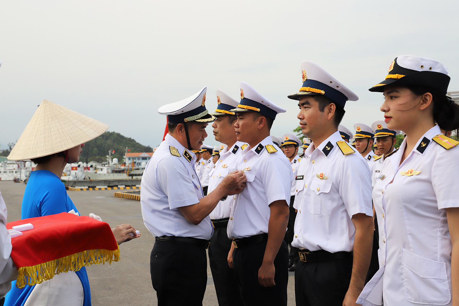 3.	Thủ trưởng Bộ Tư lệnh Vùng 3 trao tặng chỉ huy Tàu 20 Huy hiệu thủy thủ viễn dương