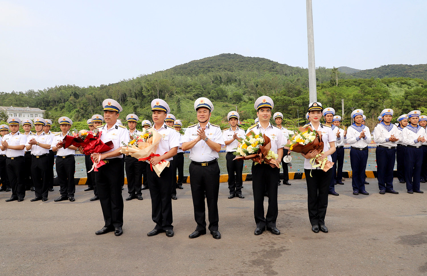 4.	Thủ trưởng Bộ Tư lệnh Vùng 3 chúc mừng Tàu 20 và đoàn công tác hoàn thành tốt nhiệm vụ đối ngoại quốc phòng