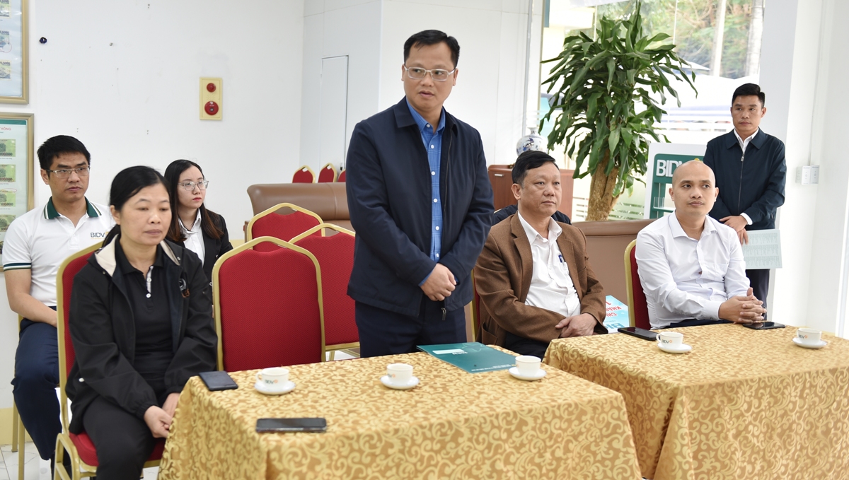 Lãnh đạo BIDV Lai Châu chia buồn cùng gia đình khách hàng và mong muốn việc chi trả quyền lợi bảo hiểm san bẻ bớt những mất mát với gia đình.
