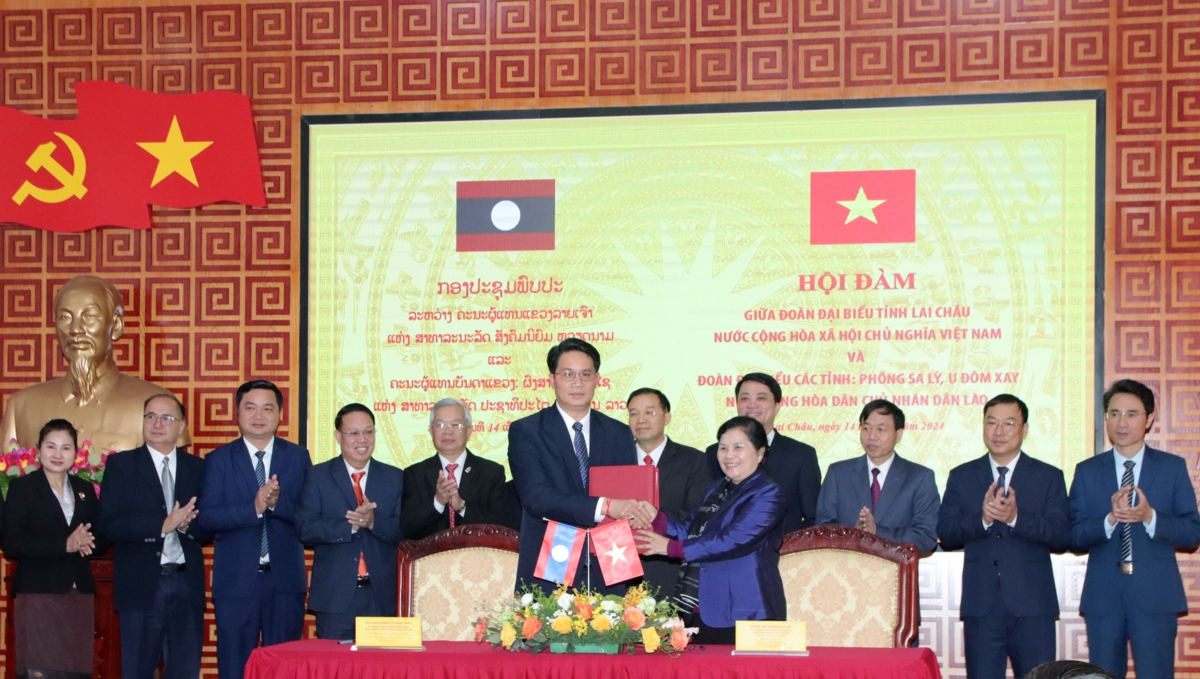 Đoàn đại biểu tỉnh Lai Châu ký kết với Đoàn đại biểu tỉnh U Đôm Xay.