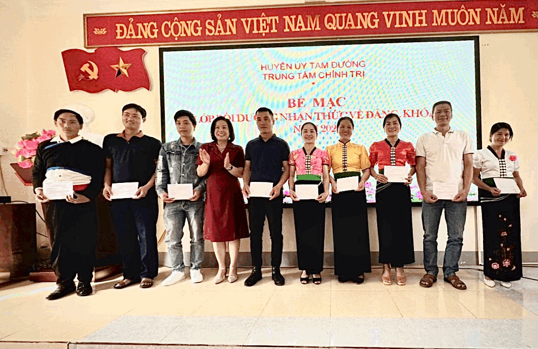 Lãnh đạo Ban Tuyên giáo Huyện uỷ Trao giấy chứng nhận hoàn thành chương trình Bồi dưỡng nhận thức về Đảng cho học viên.