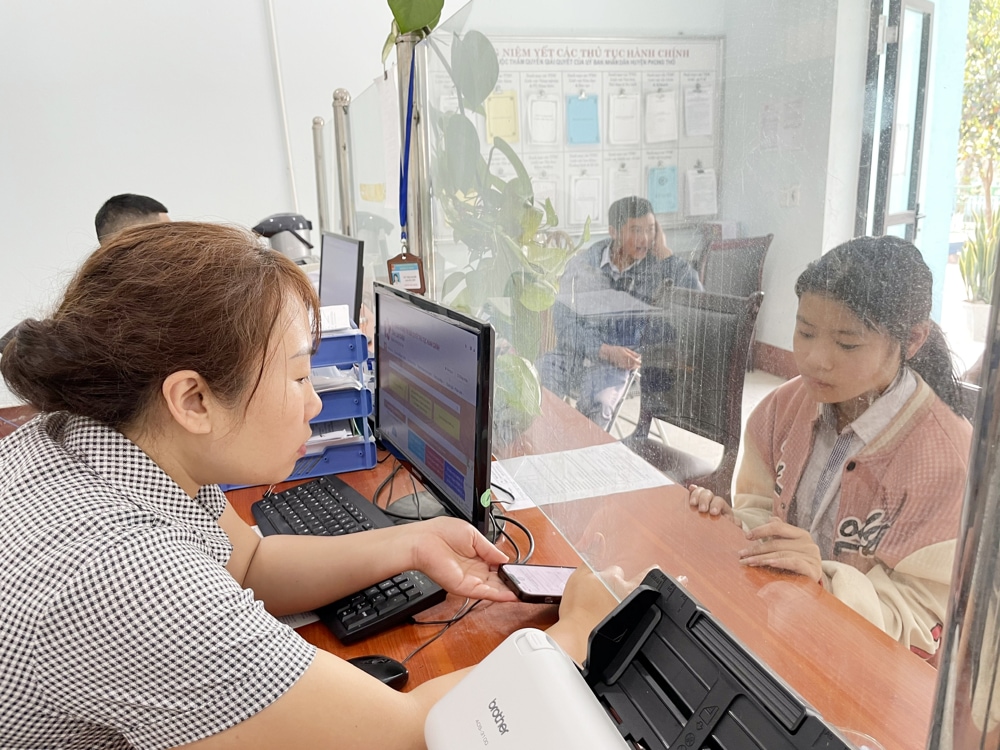 Người dân thực hiện các TTHC trên Cổng dịch vụ công quốc gia qua điện thoại tại bộ phận “một cửa” huyện Phong Thổ