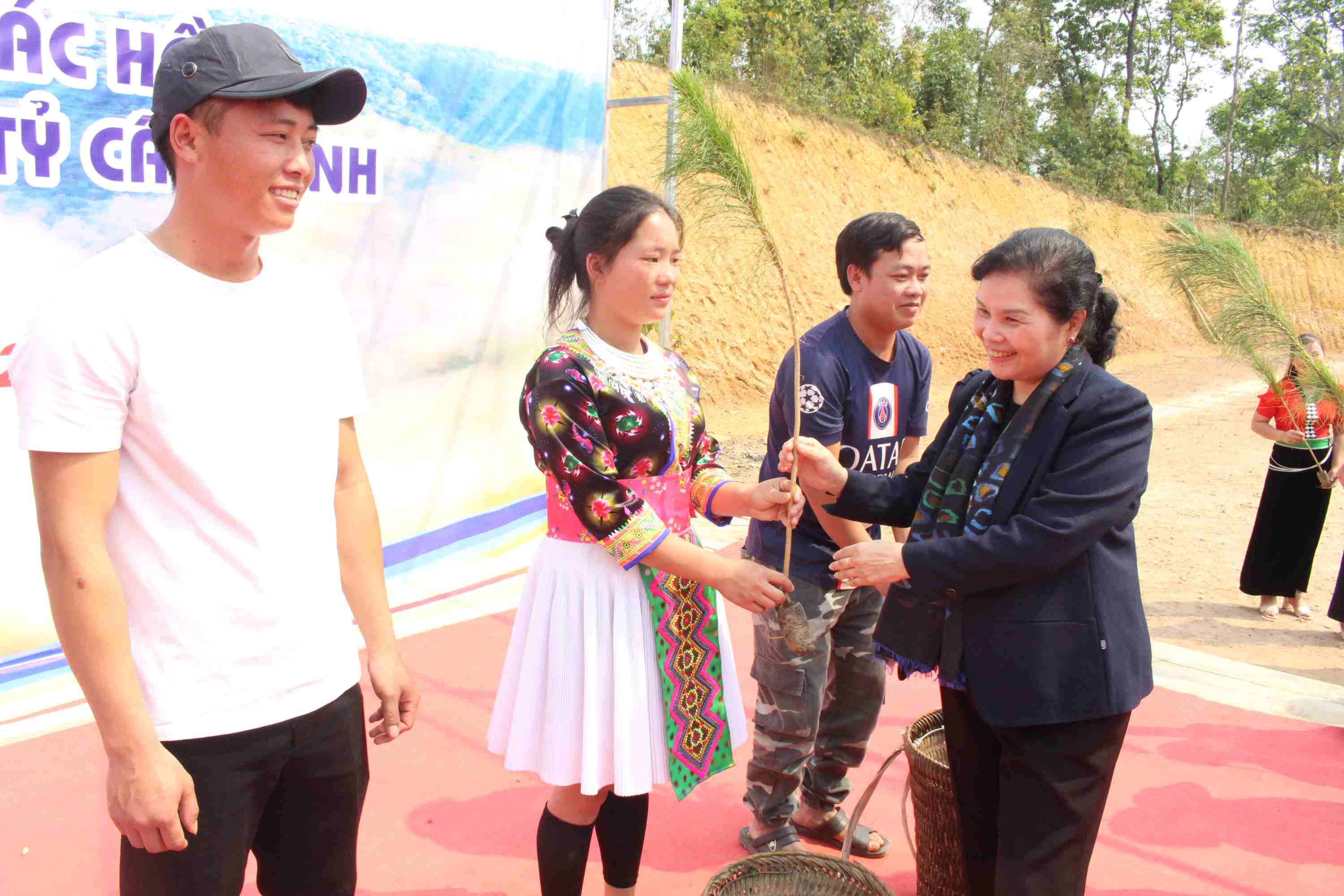 Đồng chí Giàng Páo Mỷ tặng cây cho người dân xã Pú Đao.