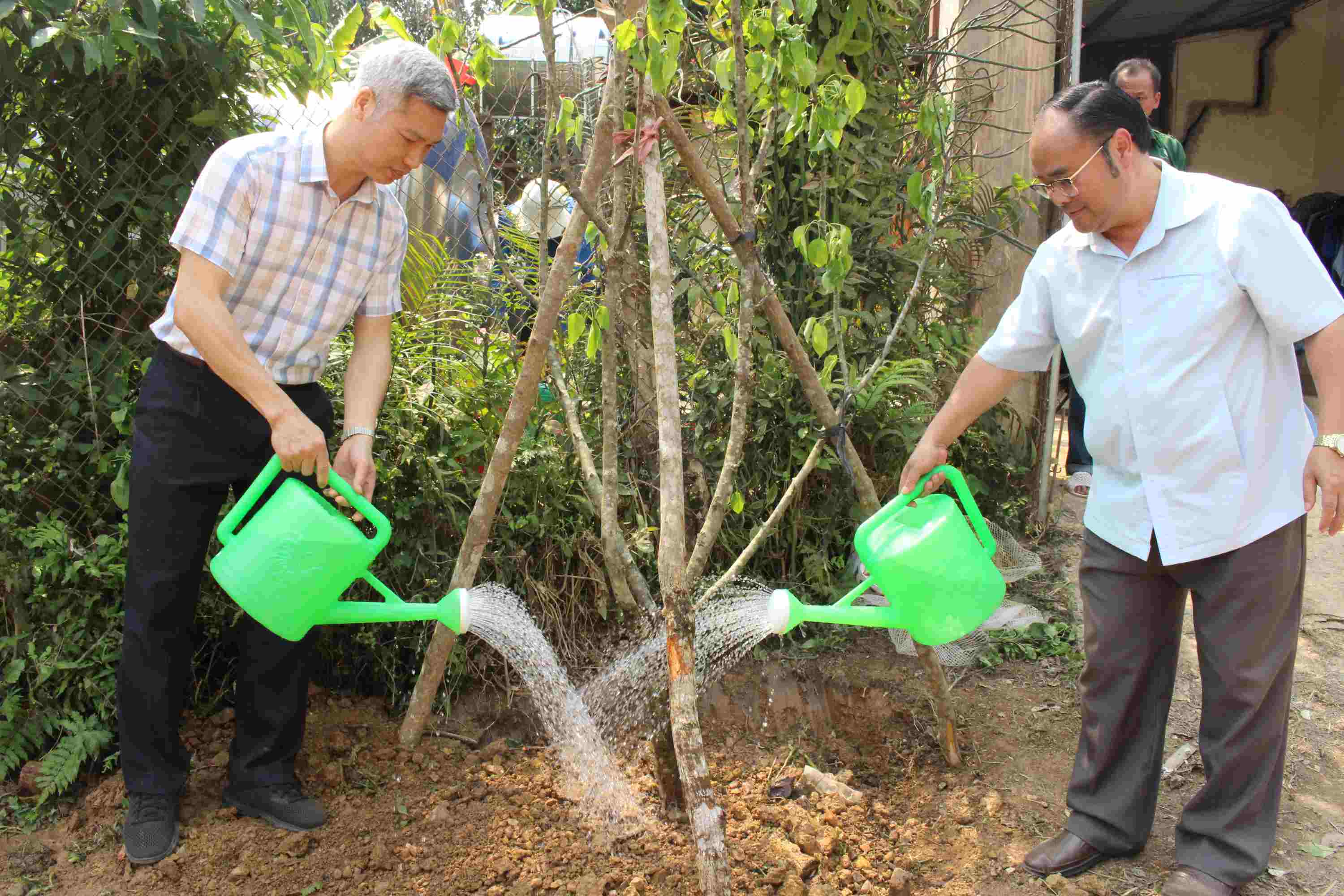 Lãnh đạo huyện Nậm Nhùn tham gia trồng cây tại Lễ phát động.