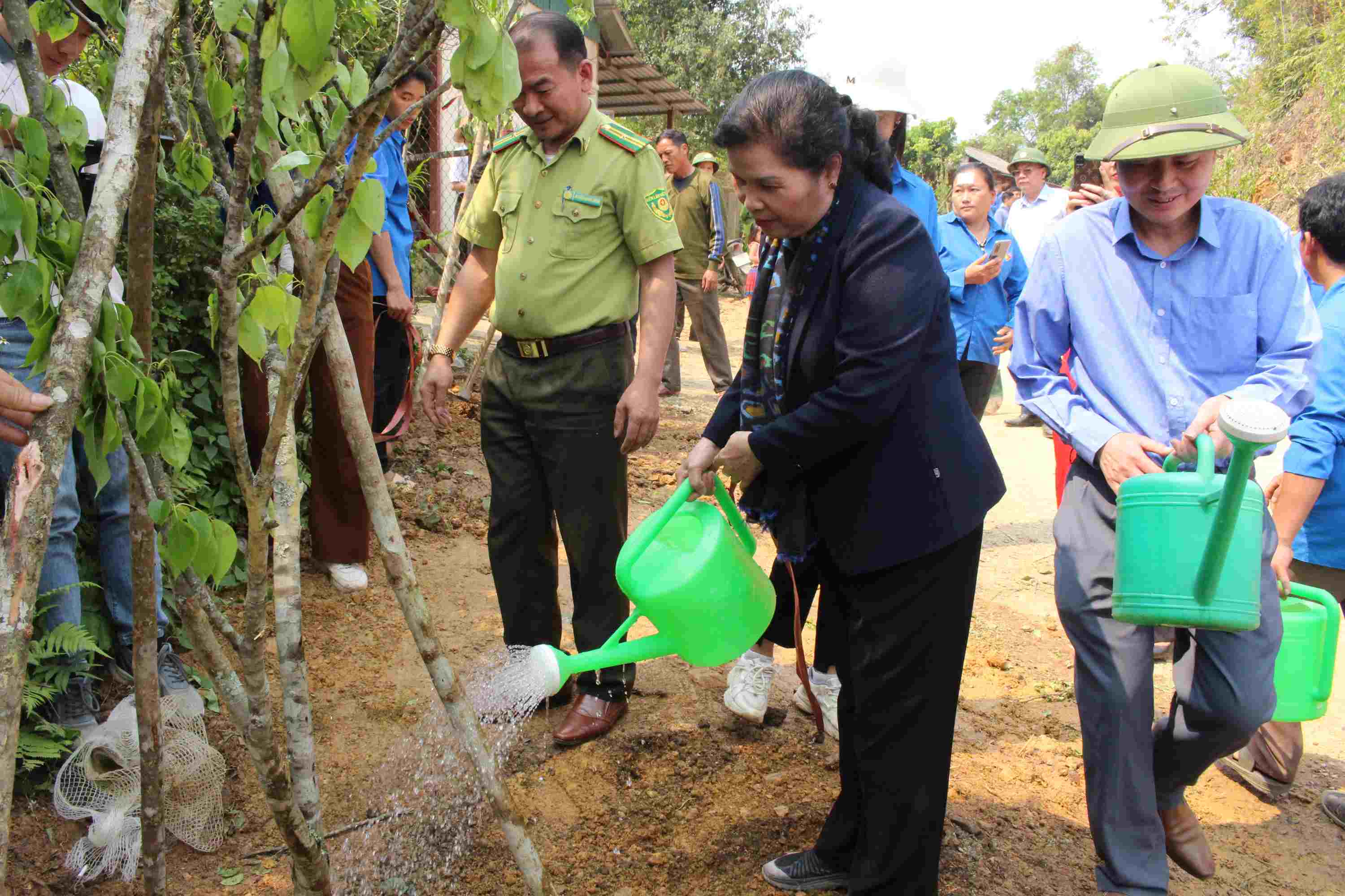 Đồng chí Giàng Páo Mỷ tưới nước cho cây mới được trồng.